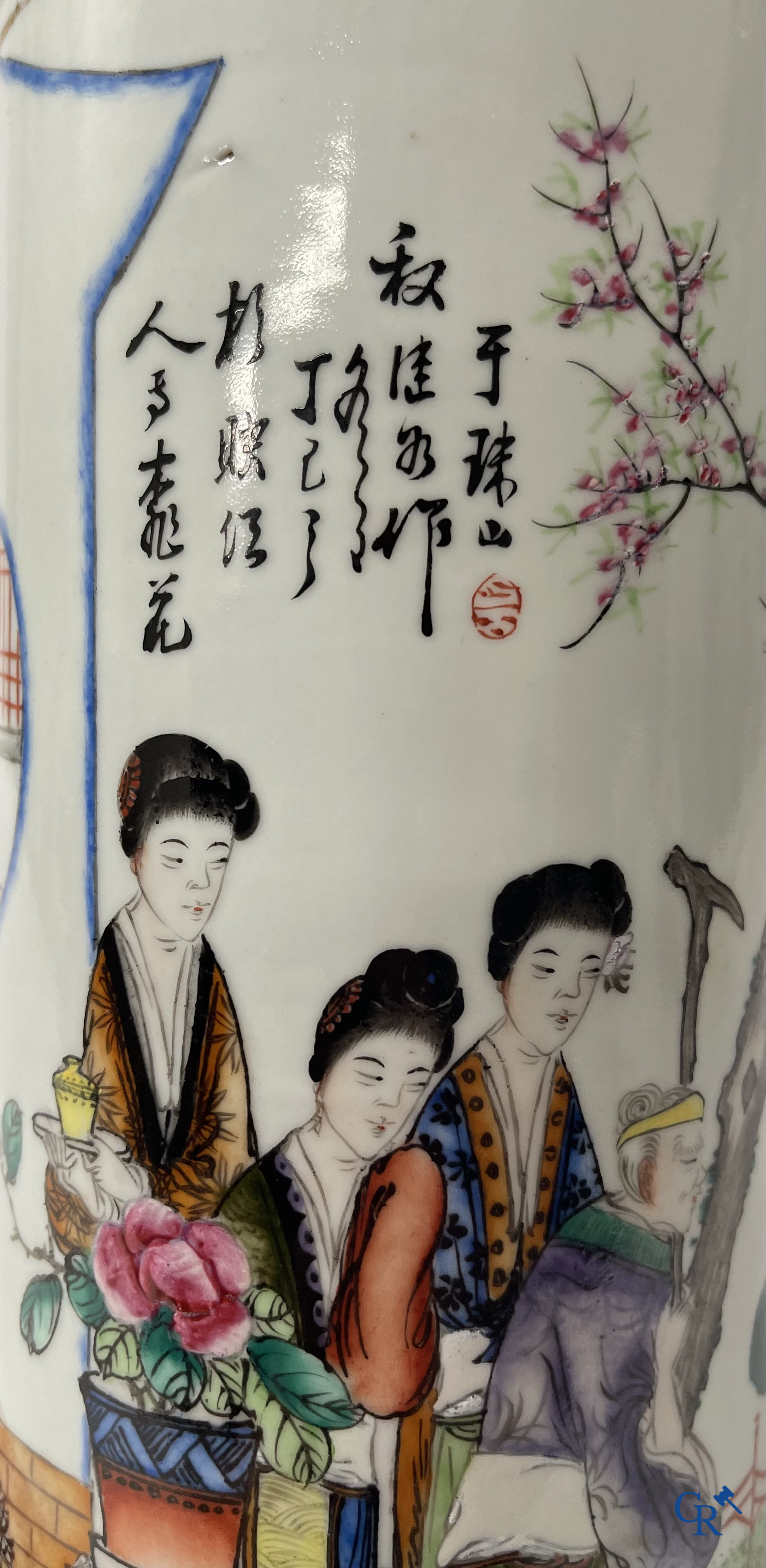 Aziatica, Chinees porselein. 2 fijn gedecoreerde famille rose hoedenstaanders.