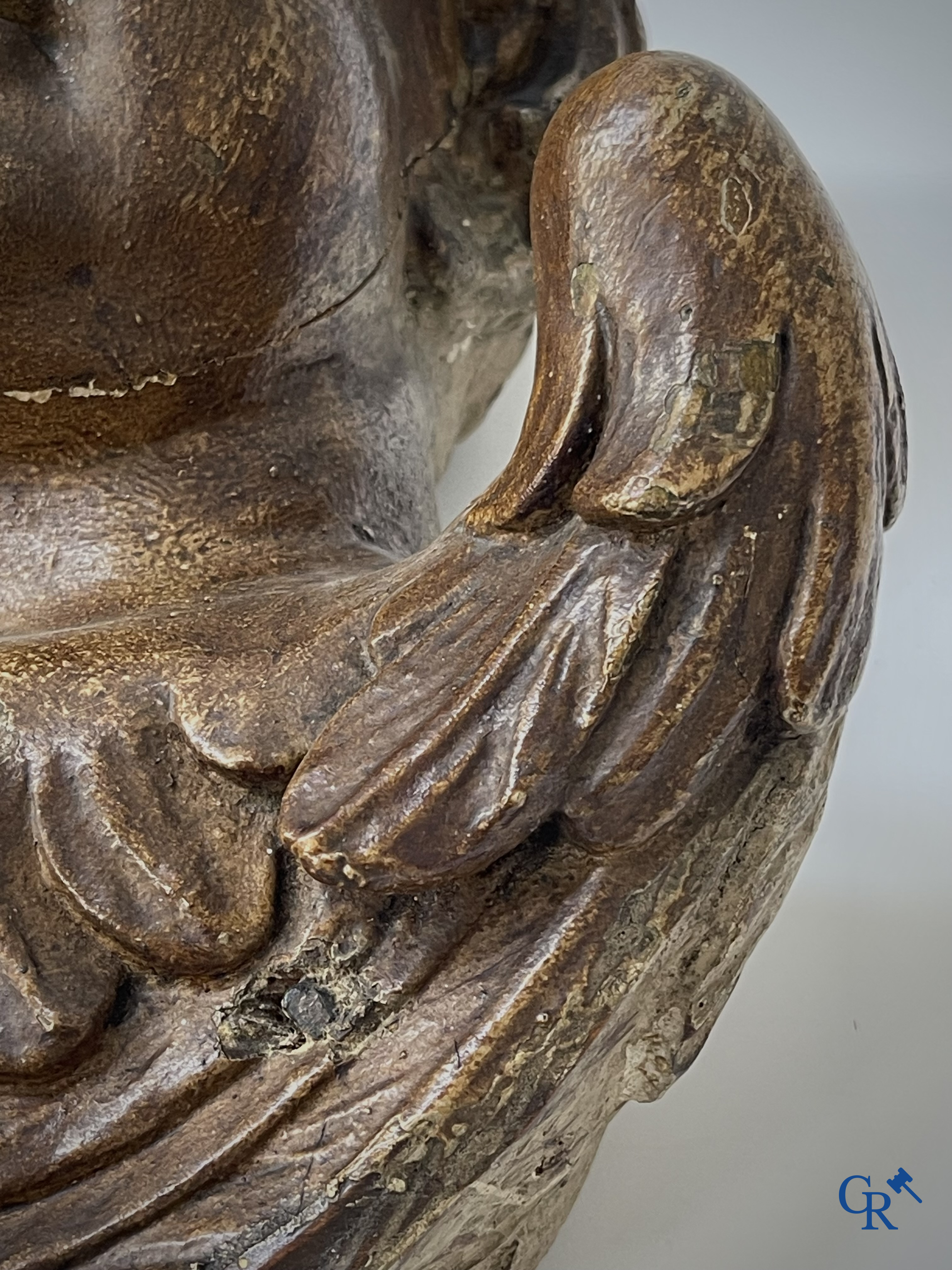Religieuze Objecten. Barok. Een hout gesculpteerd hoofd van een engel en een ornament in gesculpteerd hout. 18e eeuw.