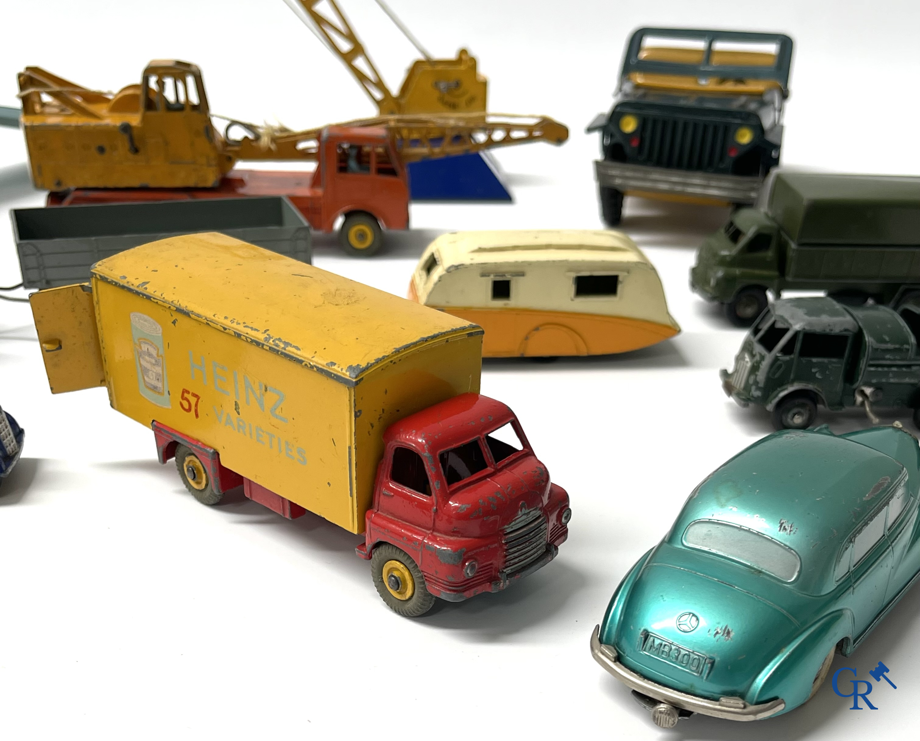Oud speelgoed. Een interessant lot speelgoed. Dinky toys, Prameta Kölner Automodelle, Contstruction Jeep Japan, enz.