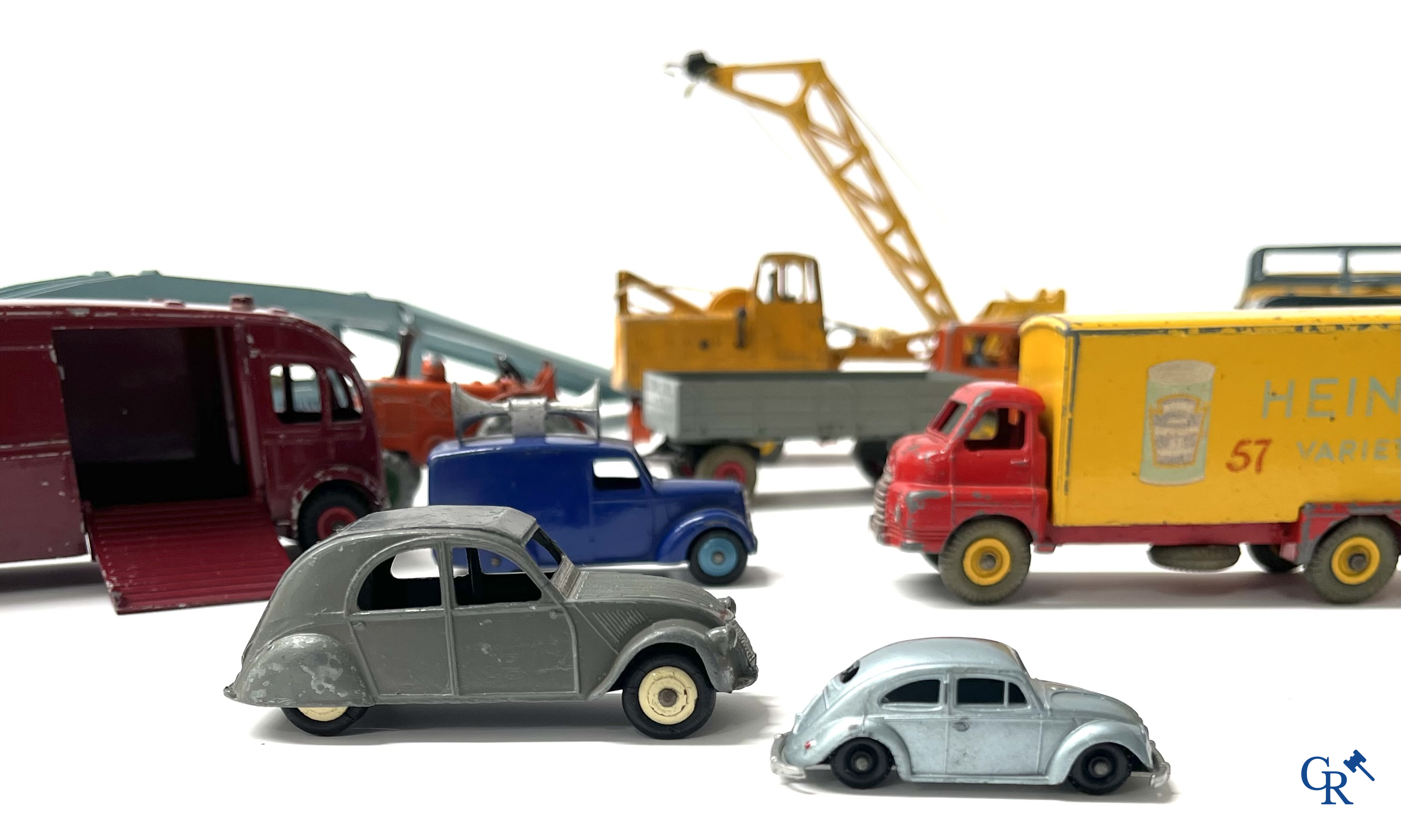 Oud speelgoed. Een interessant lot speelgoed. Dinky toys, Prameta Kölner Automodelle, Contstruction Jeep Japan, enz.