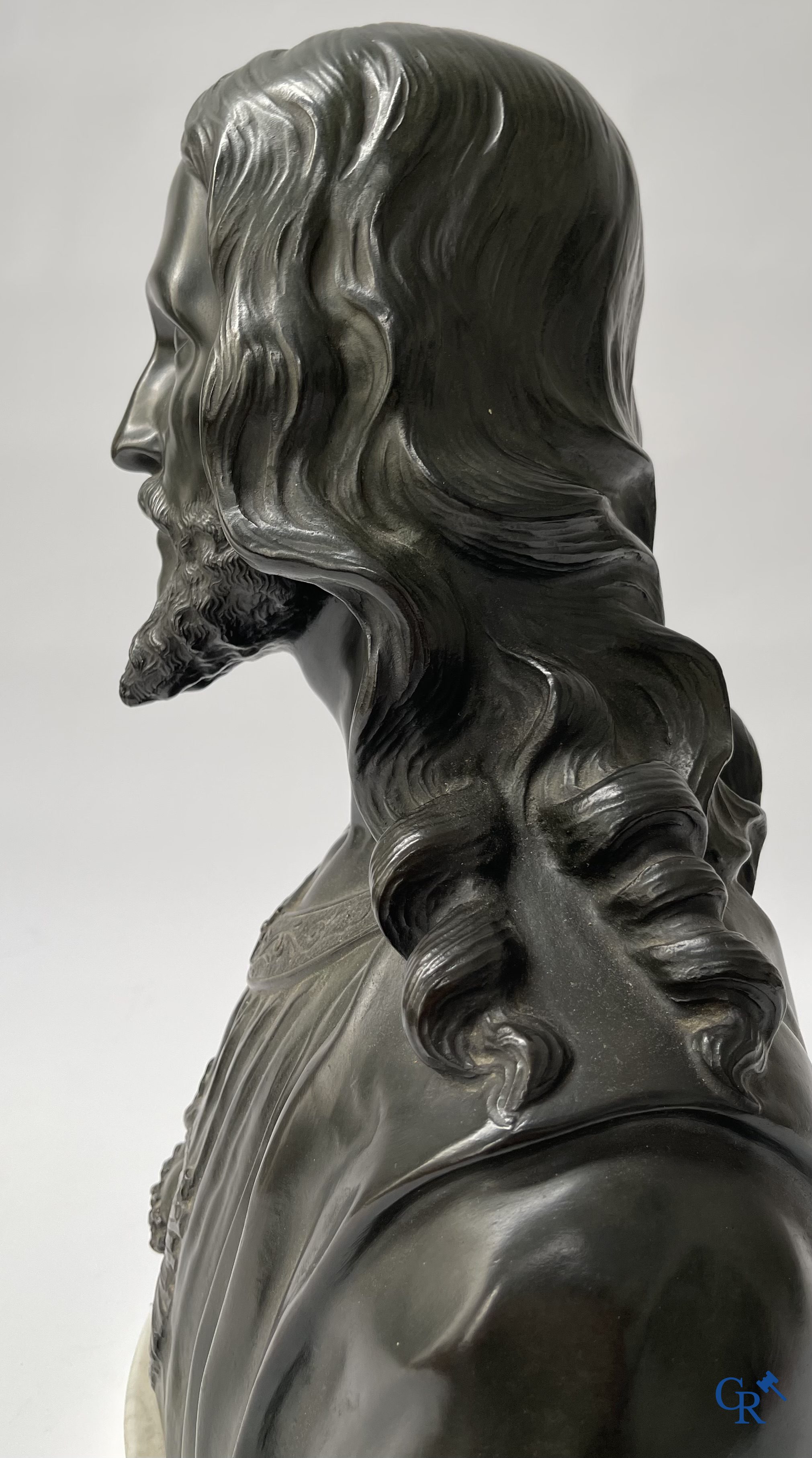 Objets religieux. A. Carli. Important buste en bronze finement ciselé et patiné du Christ, vers 1920.