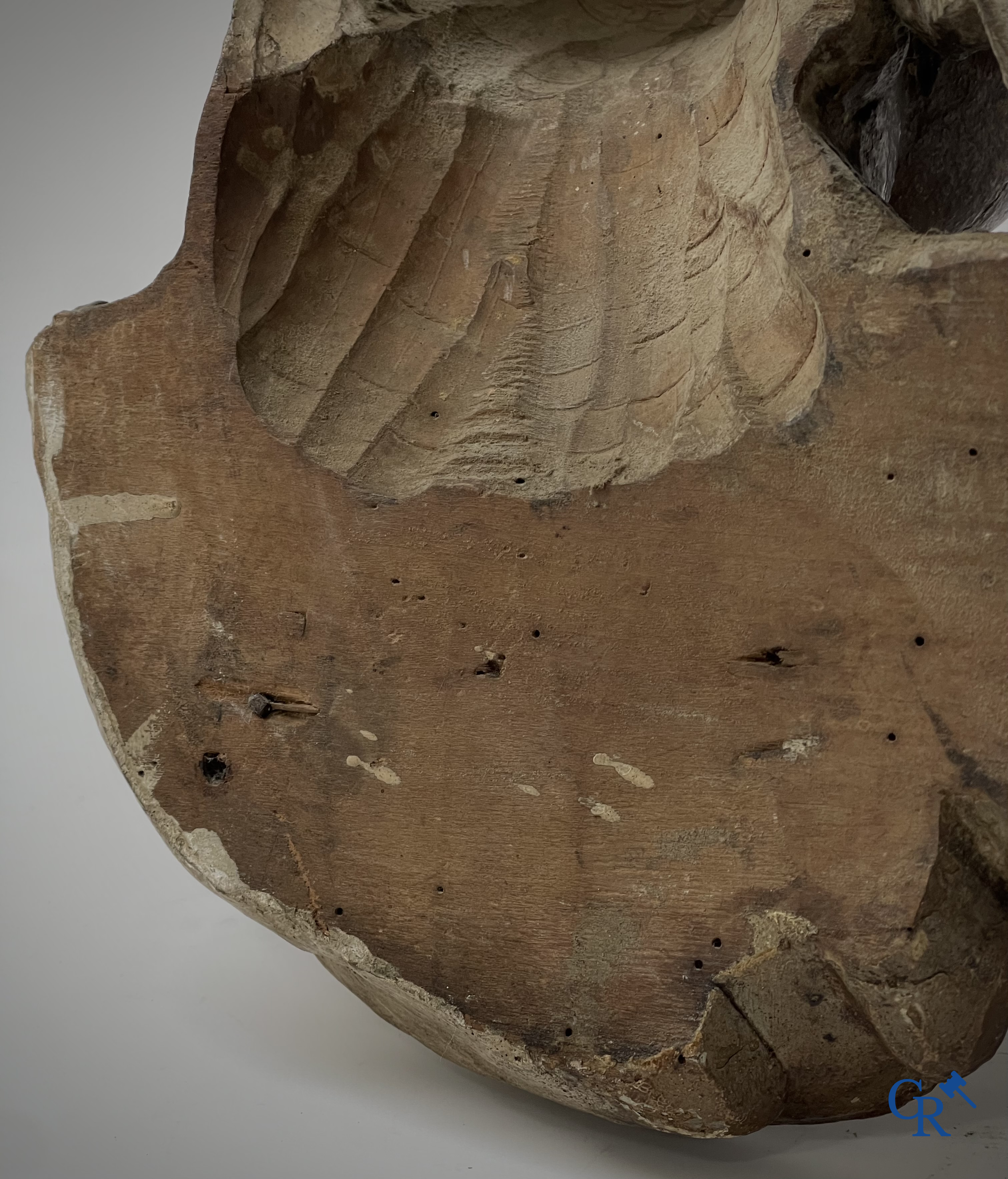 Religieuze Objecten. Barok. Een hout gesculpteerd hoofd van een engel en een ornament in gesculpteerd hout. 18e eeuw.