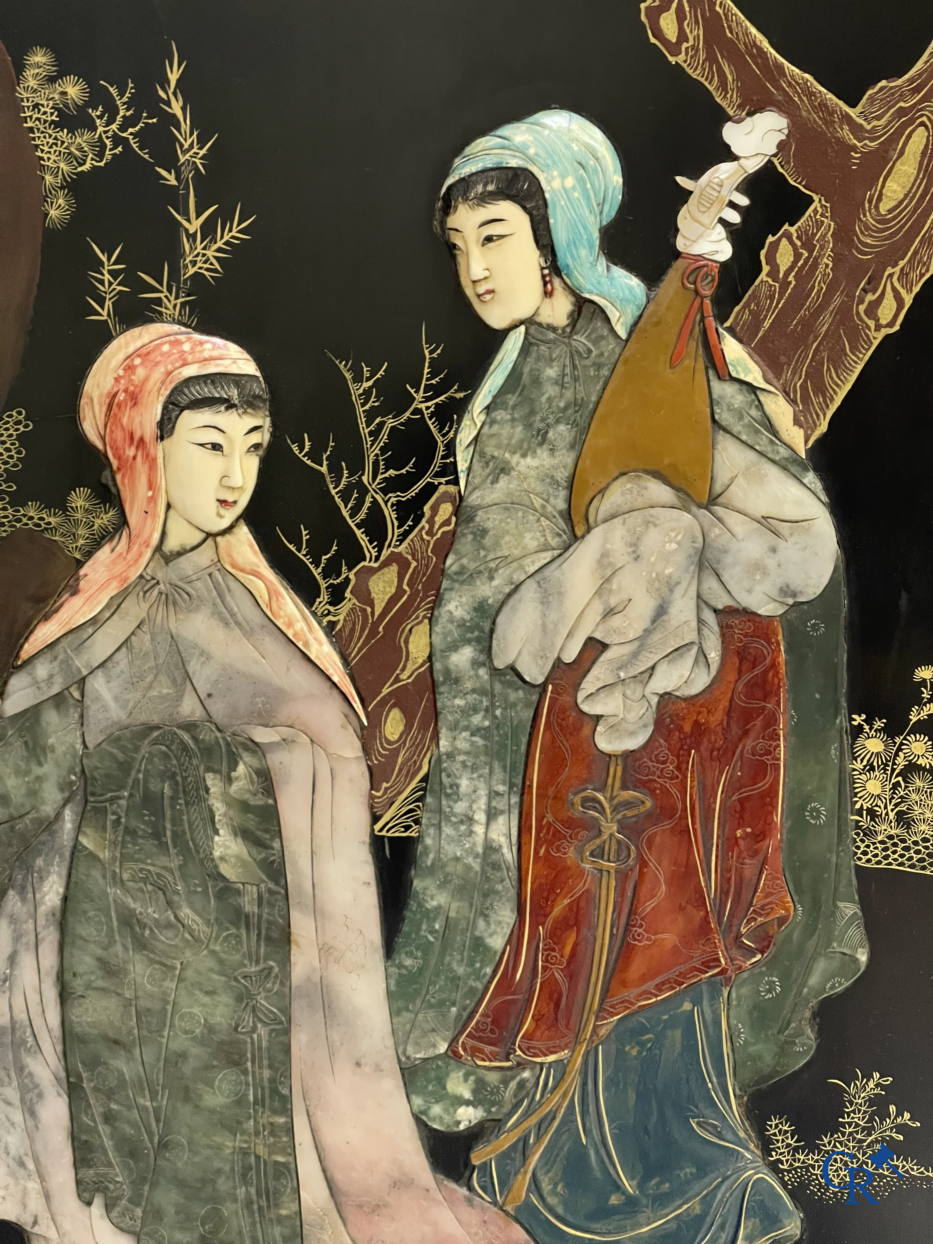 Asian Art. Large room devider in Chinese lacquerware set with various types of stone and inlays. 1st half of the 20th century.