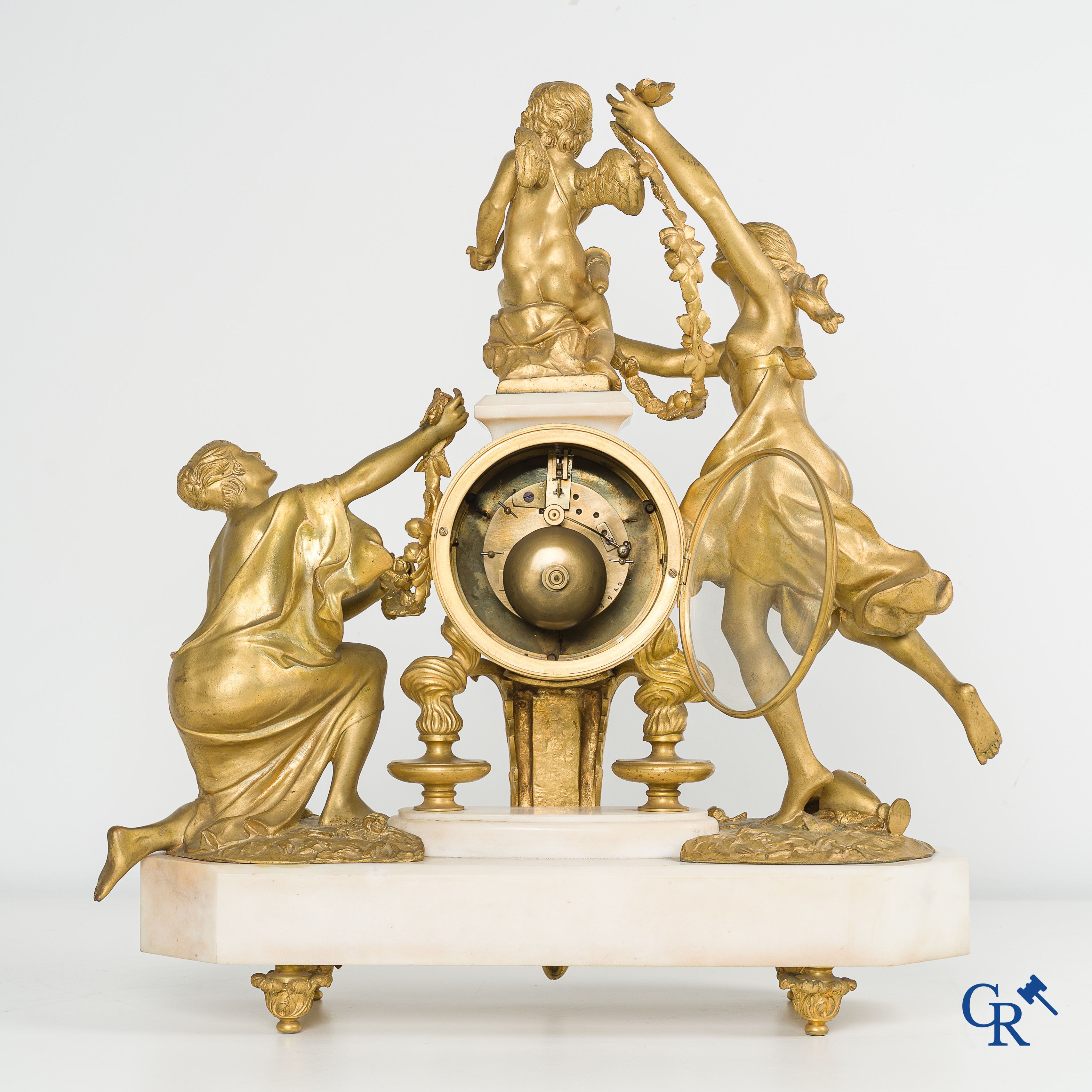Imposante schouwklok in Carrara marmer en vergulde brons, LXVI-stijl. Frankrijk, circa 1860.