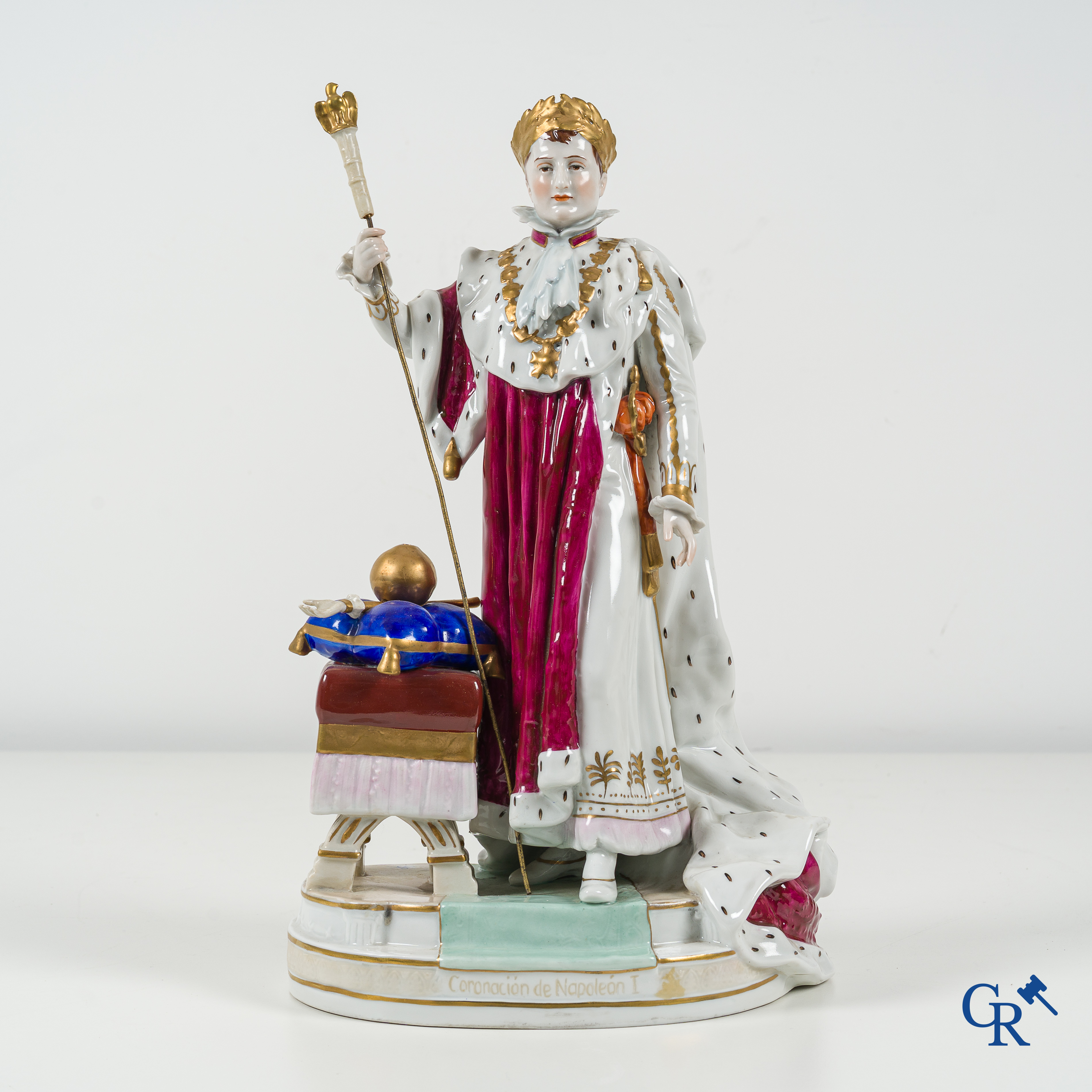 Saksisch porselein. Grote voorstelling van Napoleon Bonaparte in zijn kroningsgewaad.