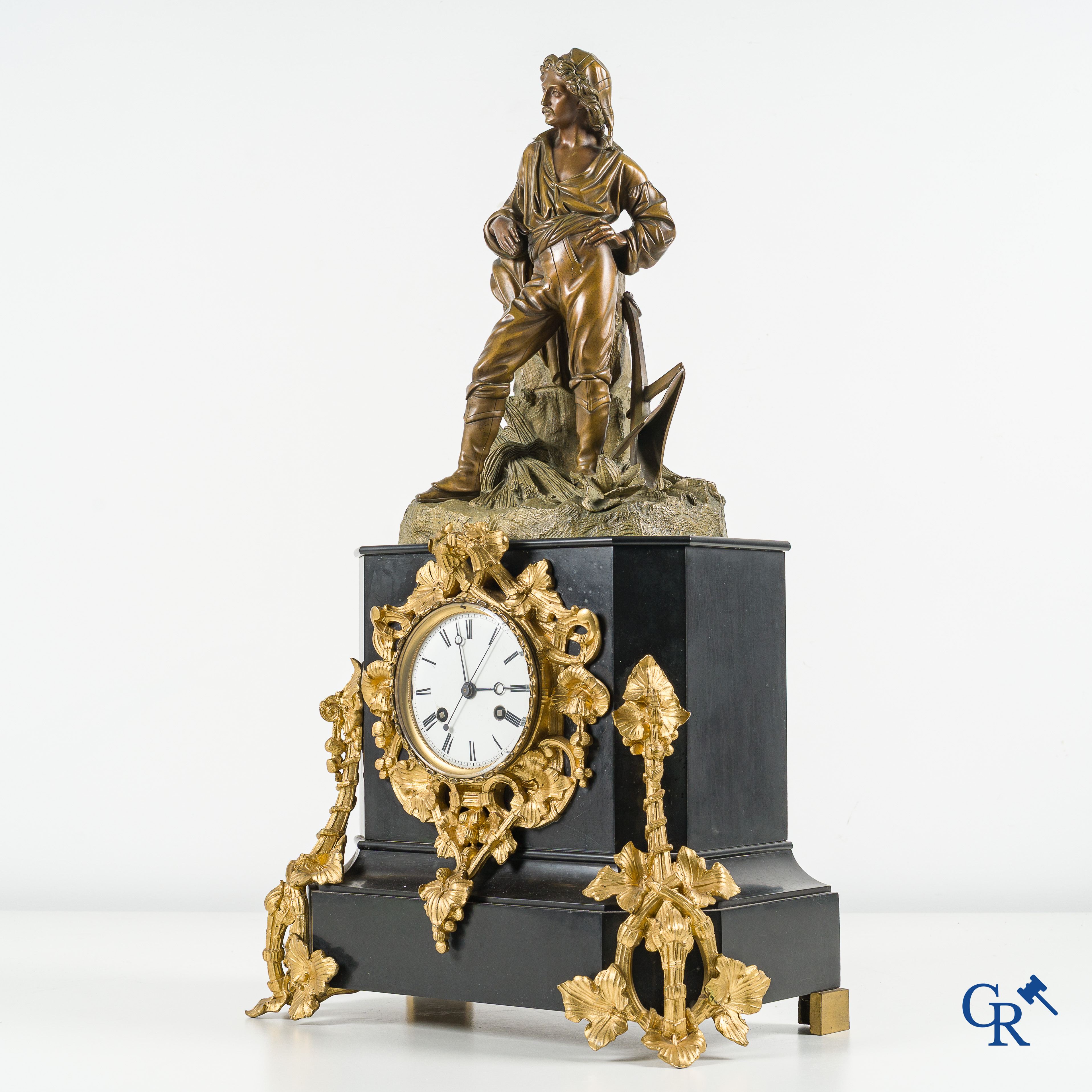Grande horloge de cheminée en marbre noir et bronze. Cadran émaillé et indication des minutes. Epoque Napoléon III.