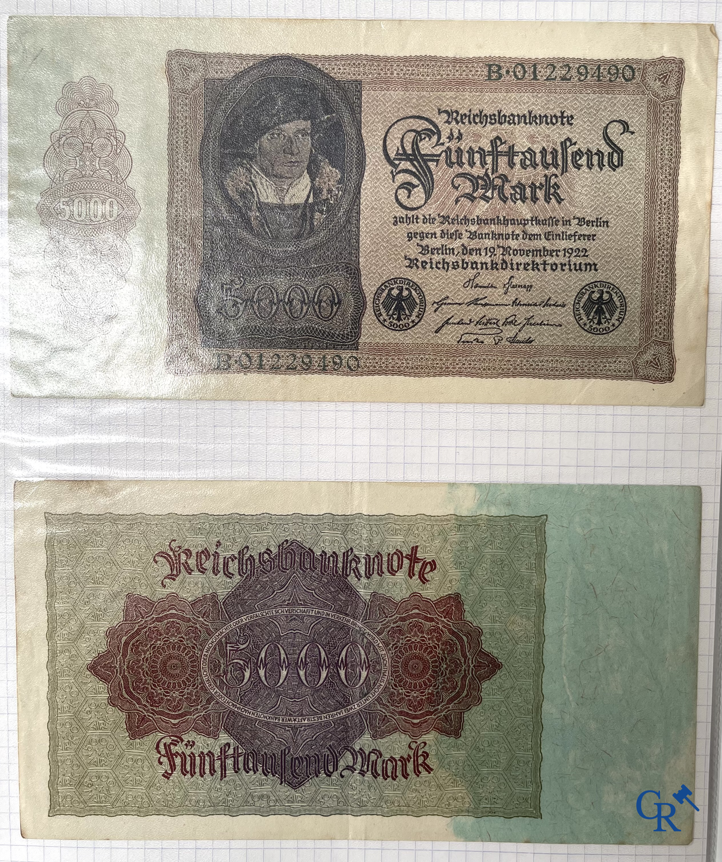 Oude munten en bankbiljetten. Een grote verzameling oude munten en bankbiljetten. Meerdere munten in zilver.
