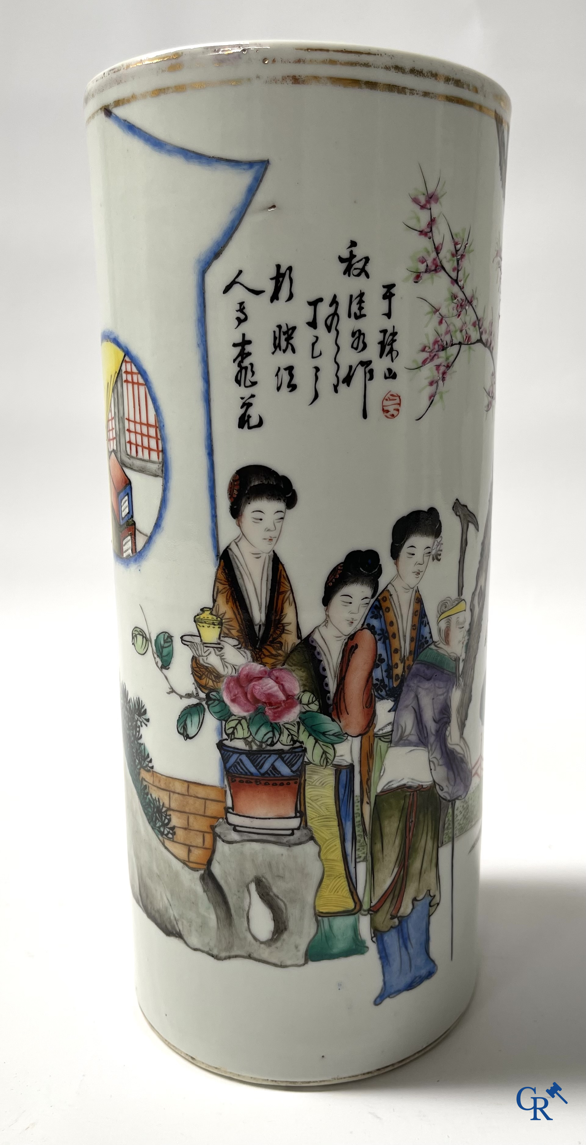Aziatica, Chinees porselein. 2 fijn gedecoreerde famille rose hoedenstaanders.