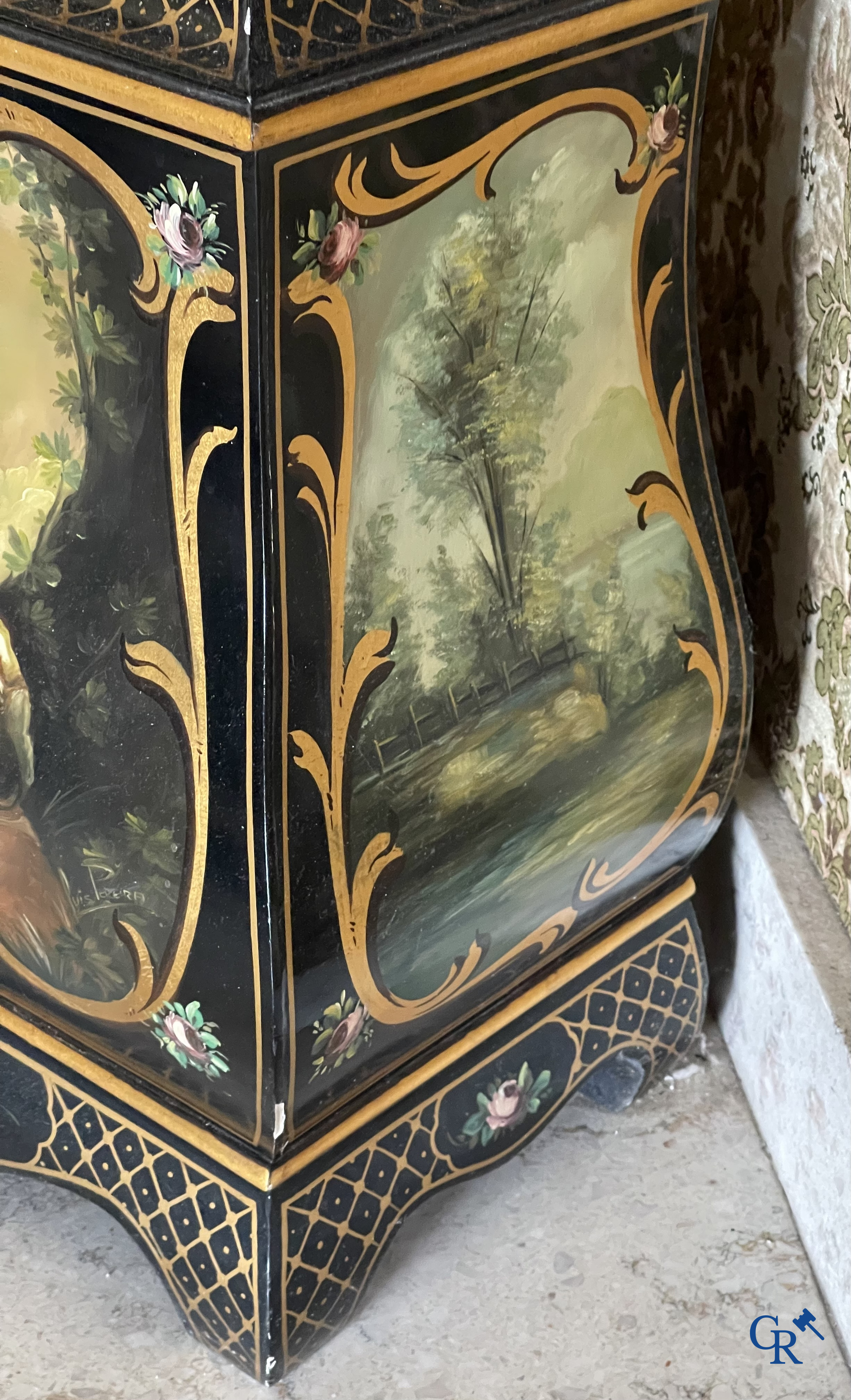 Furniture. Extensive lot with gilded and painted wooden furniture. Console with mirror, chest of drawers, armchairs, etc.