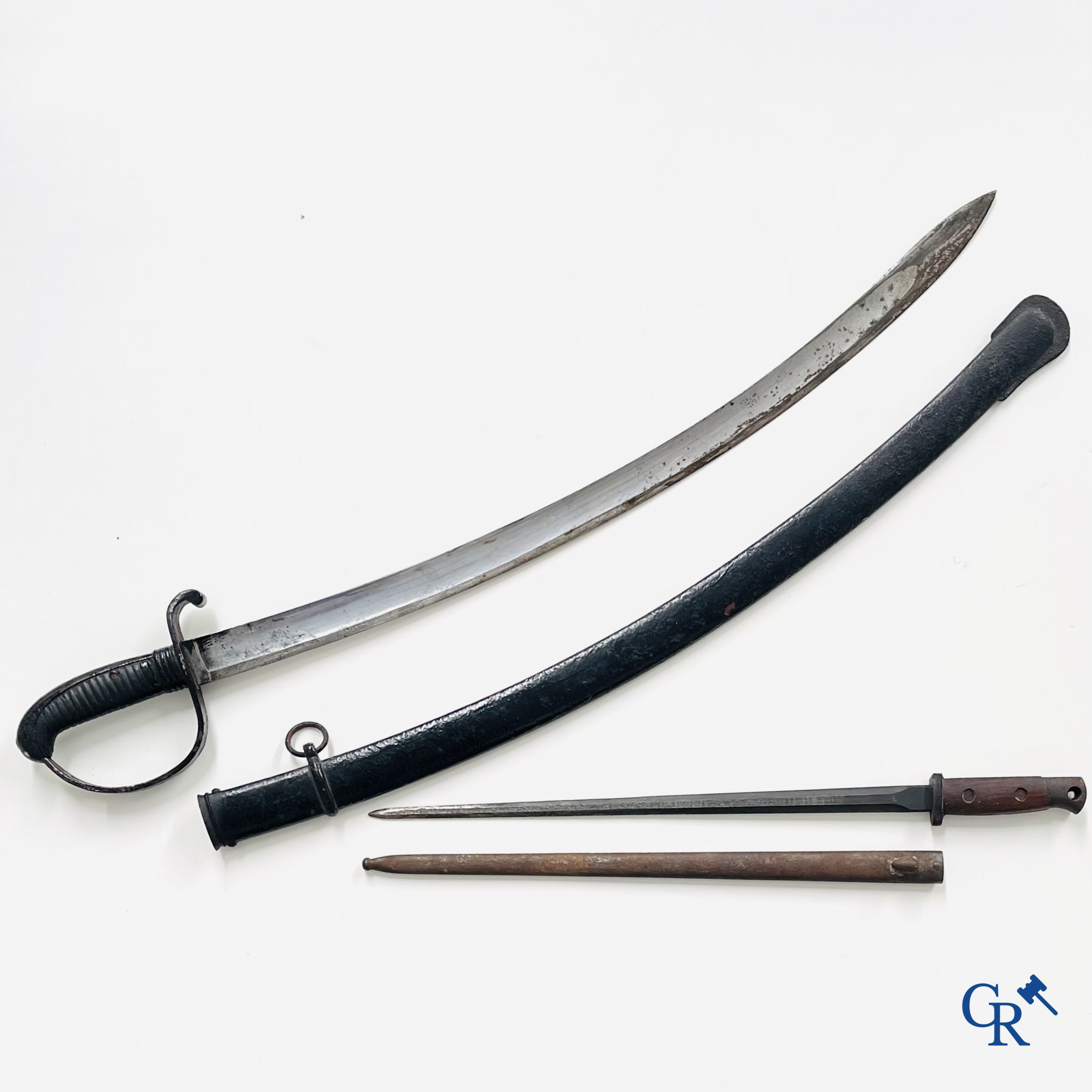 Militaria. W.K & Cie Solingen. Een zwaard met schede gemerkt met gekroonde L. 14. Een bajonet bijgevoegd. (genummerd)