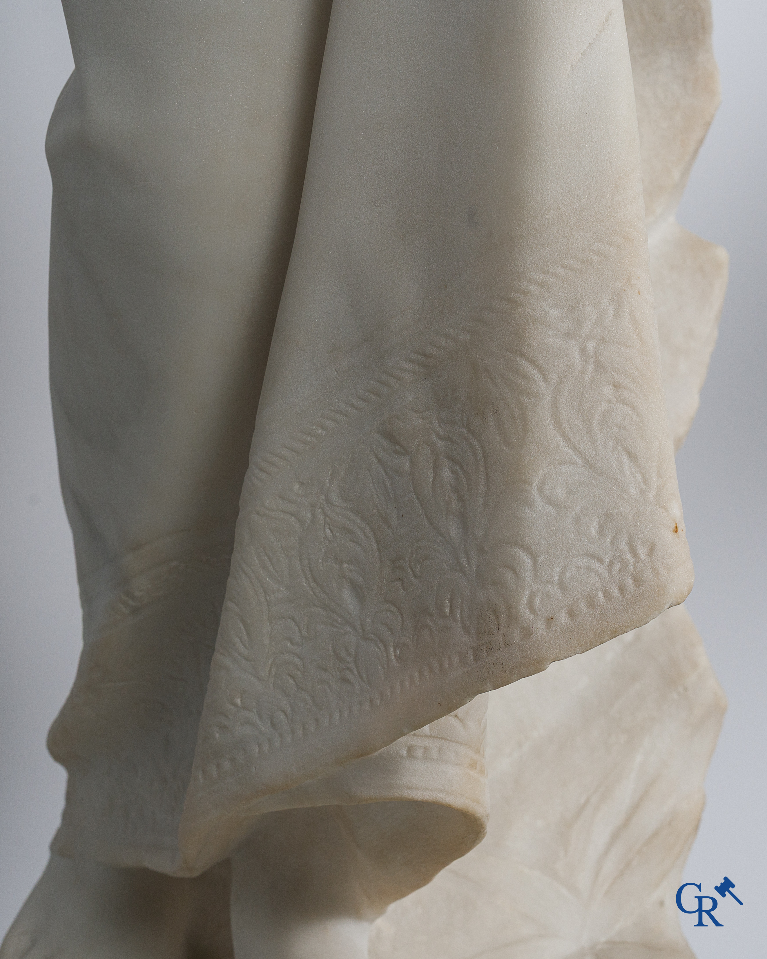 Boyer. Grote en fijn gesculpteerde romantische voorstelling in Carrara marmer gesigneerd Boyer. 19e eeuw.