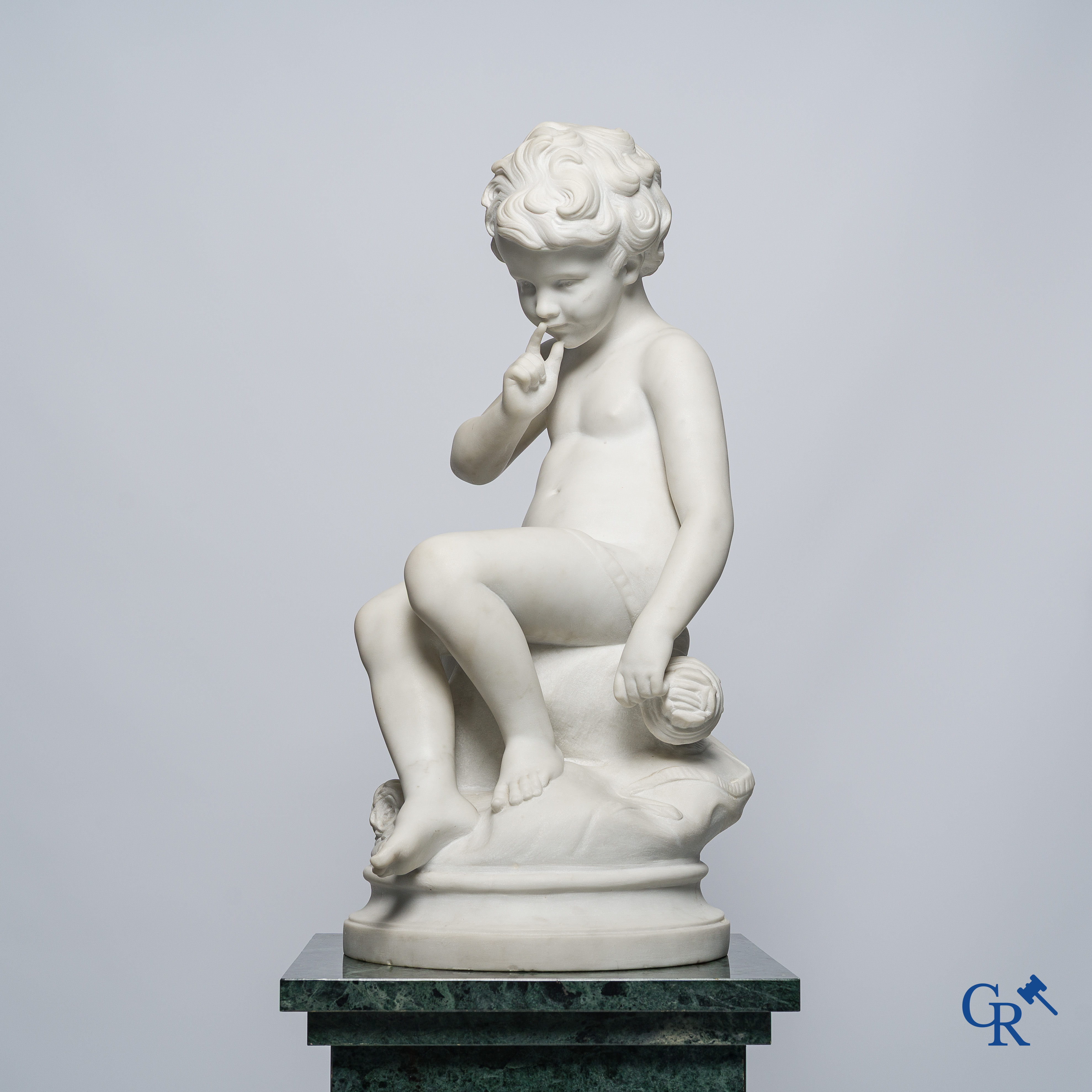 Voorstelling van een zittende cupido in Carrara marmer. In de stijl van Jean-Baptiste Pigalle. Circa 1900..