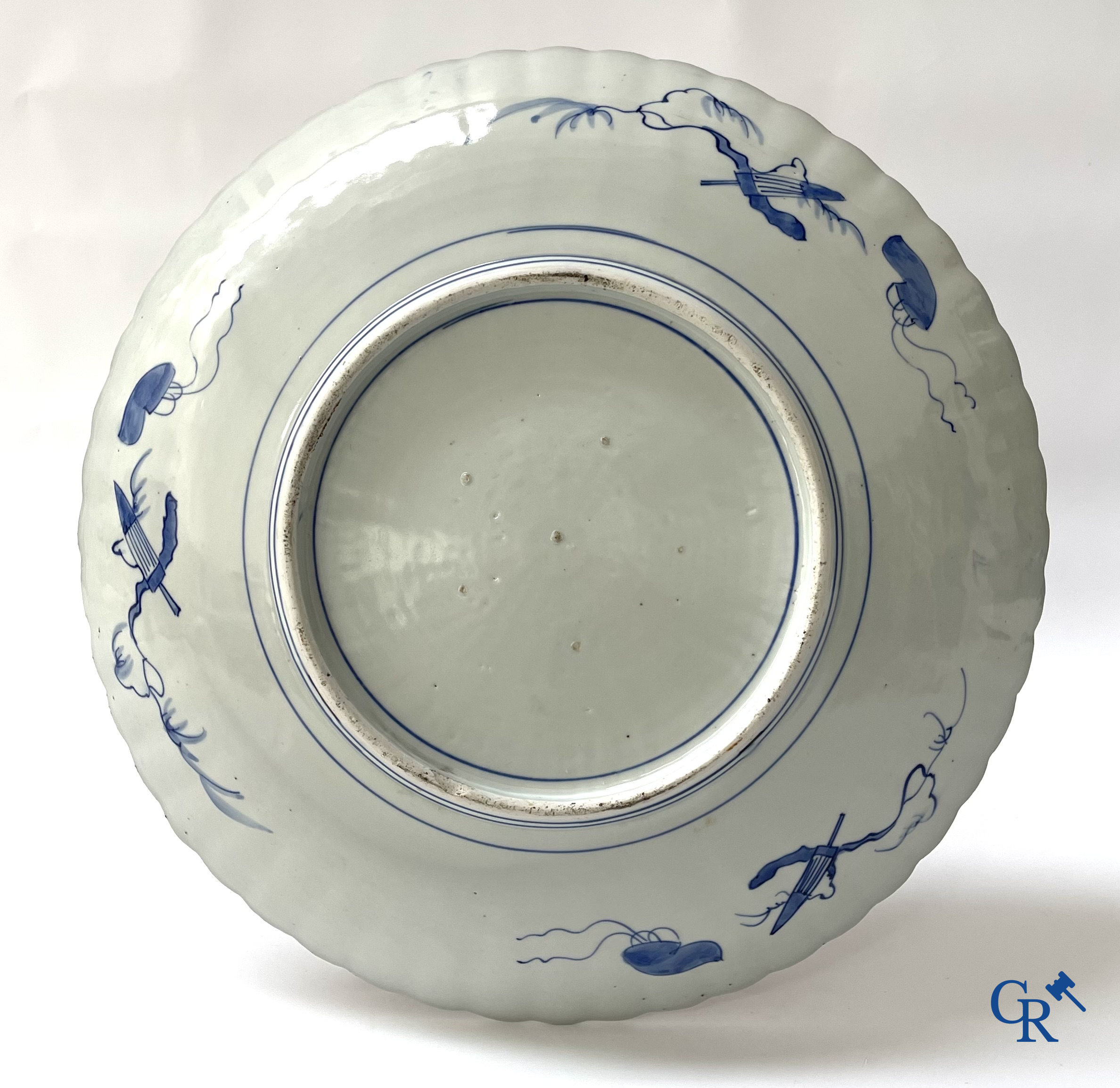 Aziatica. Een grote Japanse Imari schotel. 19e eeuw.