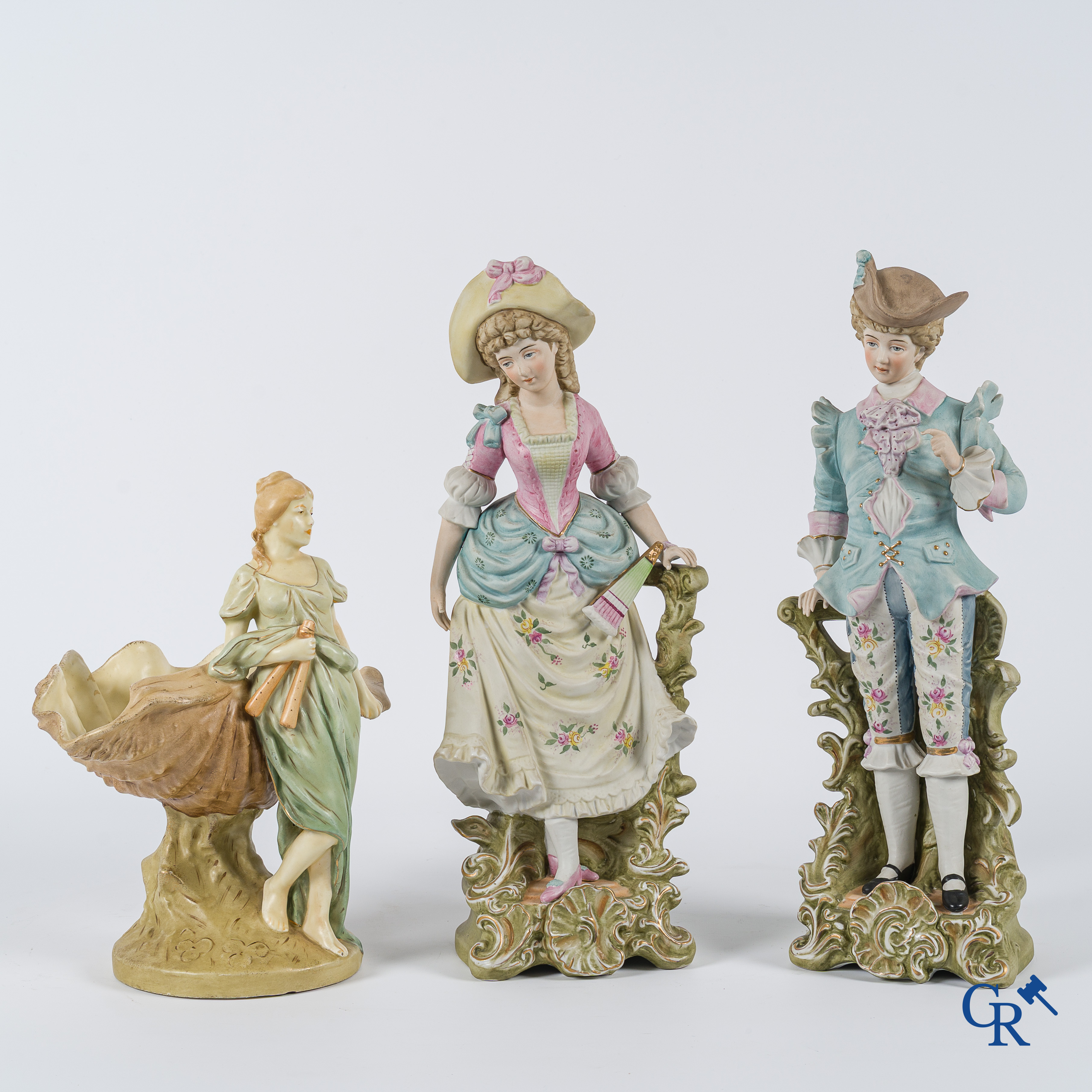 Mooi lot brocante bestaande uit een vide poche in Royal Dux, een paar biscuits en een paar kaders. Circa 1920.