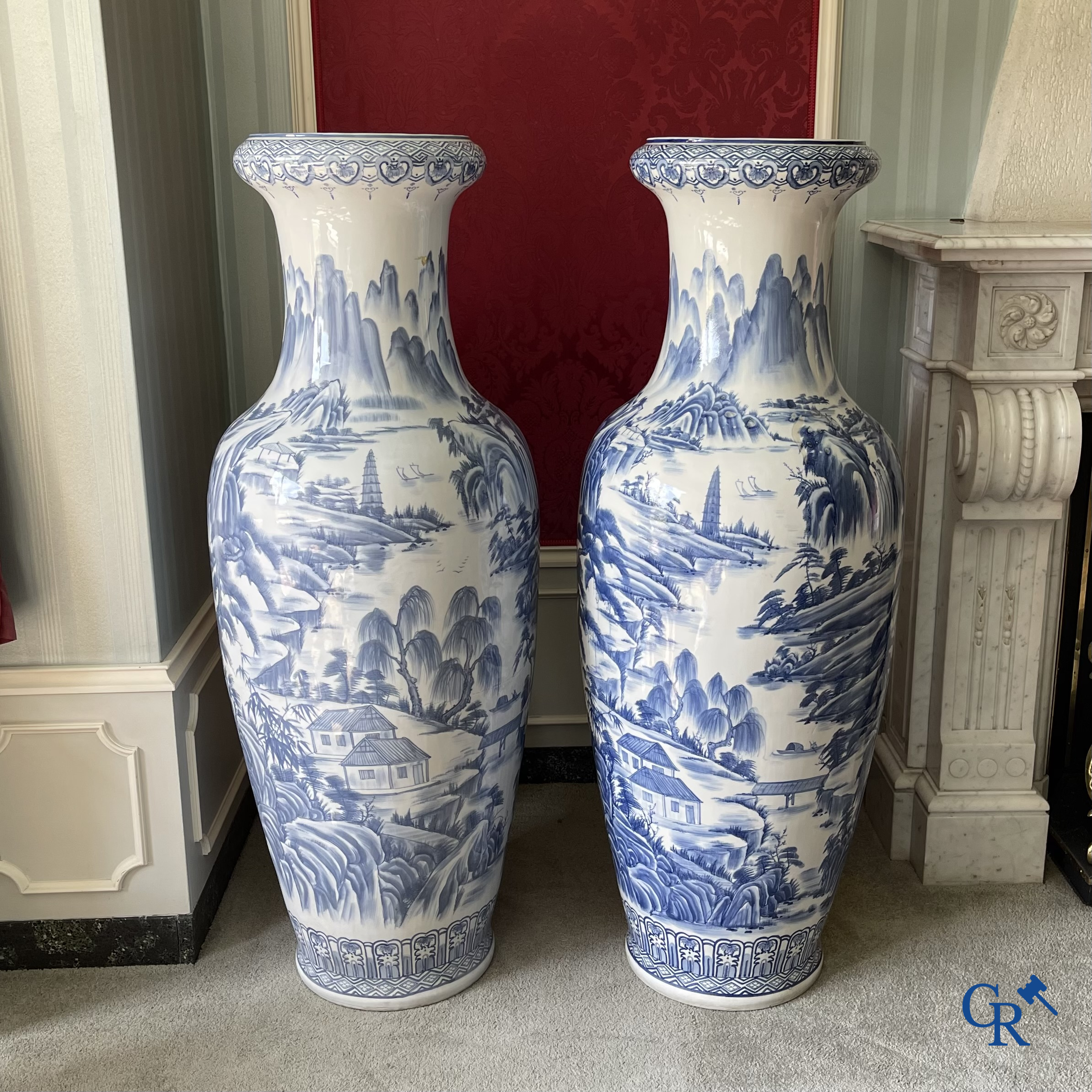 Aziatica, Chinees porselein. Een imposant paar Chinese vazen in blauw-wit porselein. Decor van krijgers. 20ste eeuw.