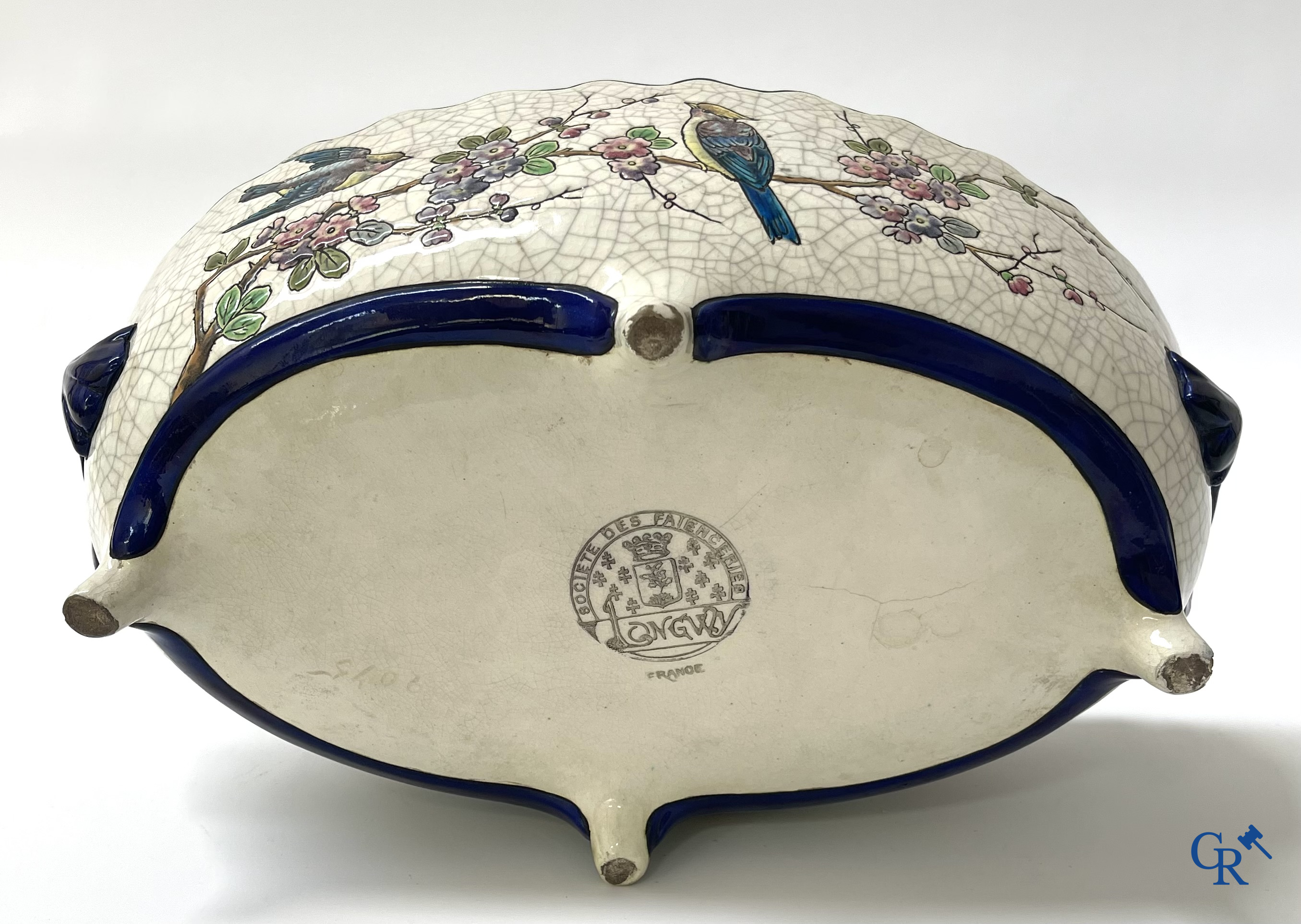 Longwy France, Société des Faienceries. Grote jardiniere of milieu de table in geëmailleerde faience. Circa 1900.