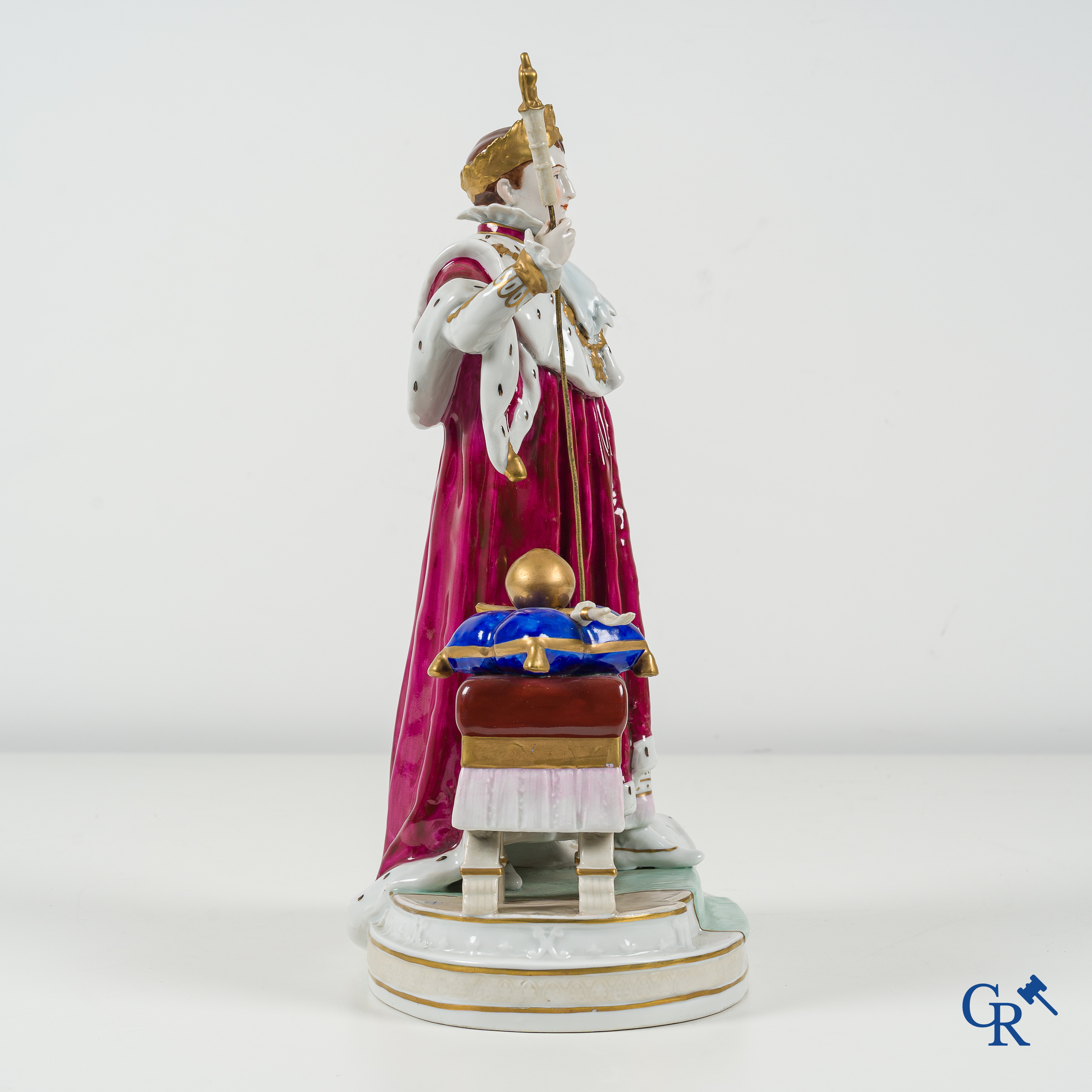 Saksisch porselein. Grote voorstelling van Napoleon Bonaparte in zijn kroningsgewaad.