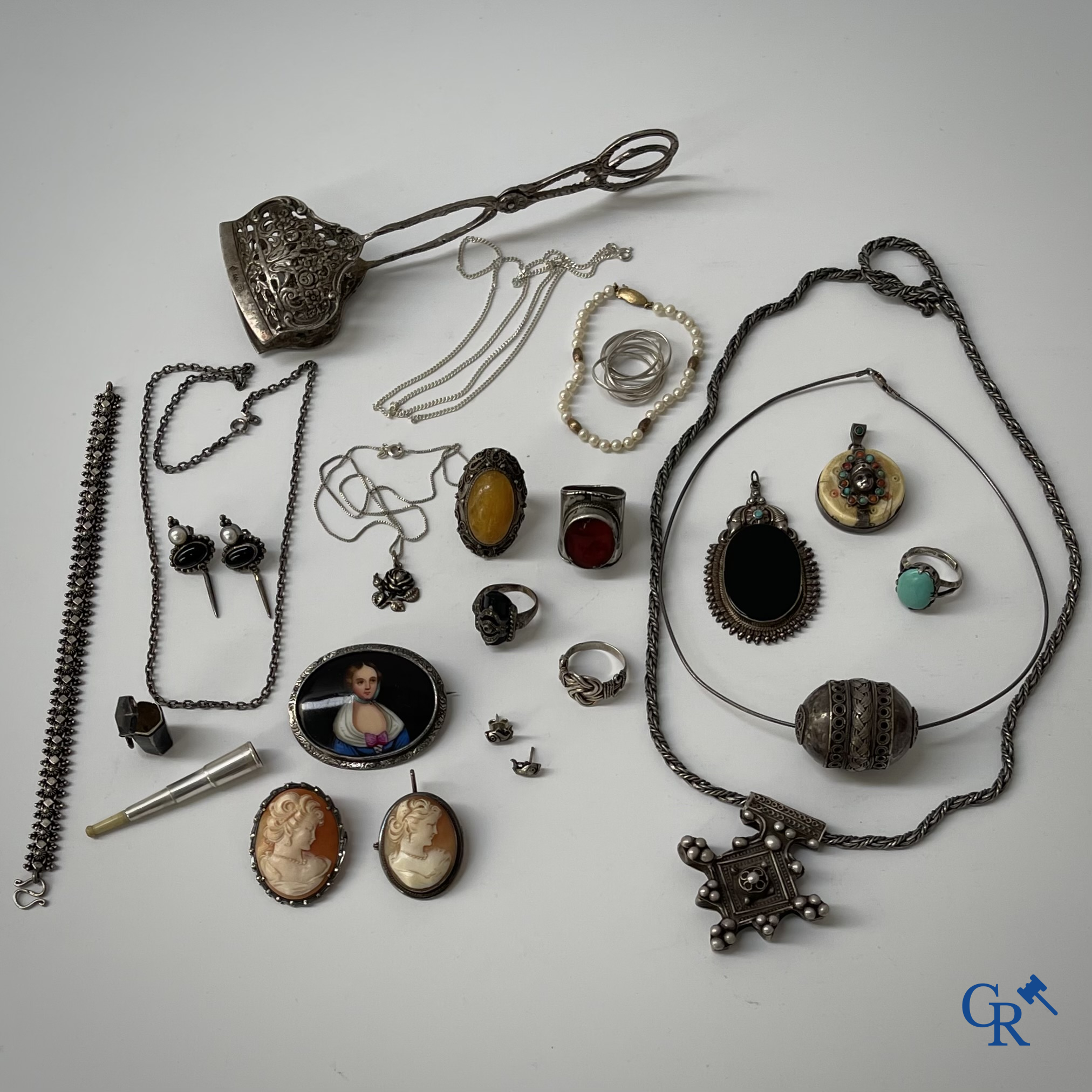 Bijoux. Lot d'objets et de bijoux en argent ou montés argent.  On y joint un lot avec des montres et des bijoux en métal.