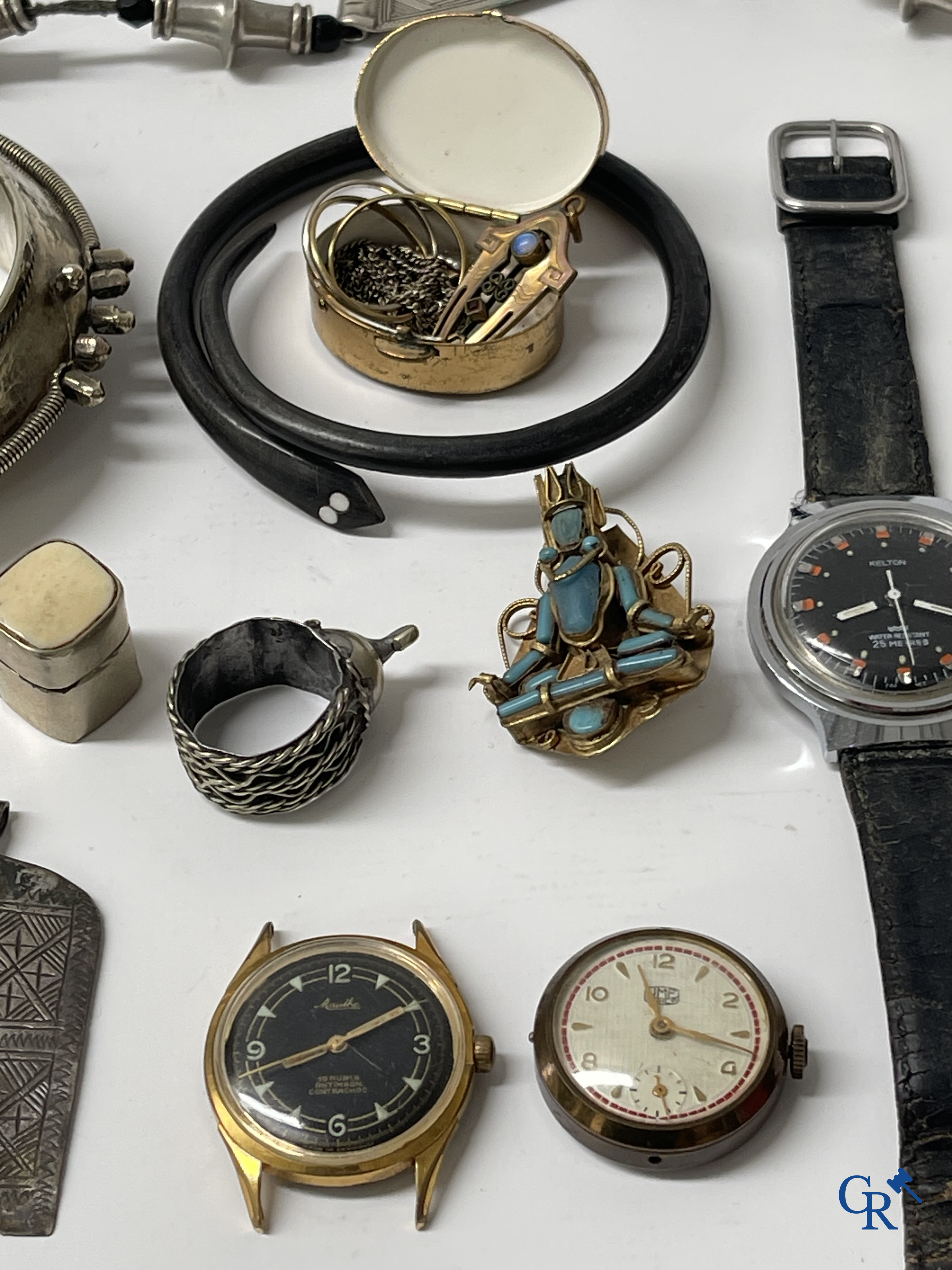 Bijoux. Lot d'objets et de bijoux en argent ou montés argent.  On y joint un lot avec des montres et des bijoux en métal.
