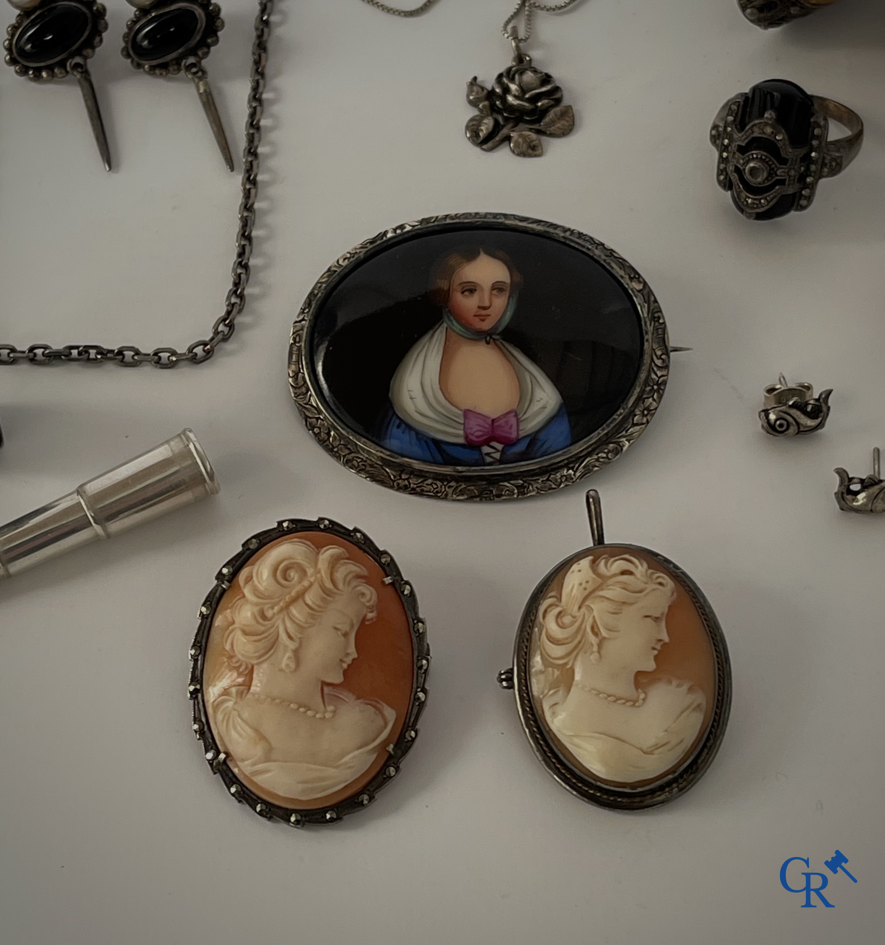 Bijoux. Lot d'objets et de bijoux en argent ou montés argent.  On y joint un lot avec des montres et des bijoux en métal.