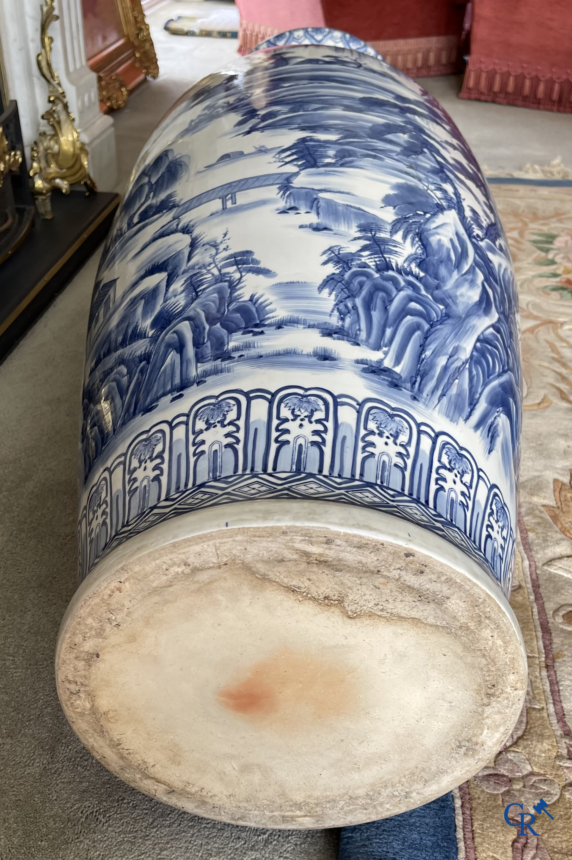 Aziatica, Chinees porselein. Een imposant paar Chinese vazen in blauw-wit porselein. Decor van krijgers. 20ste eeuw.