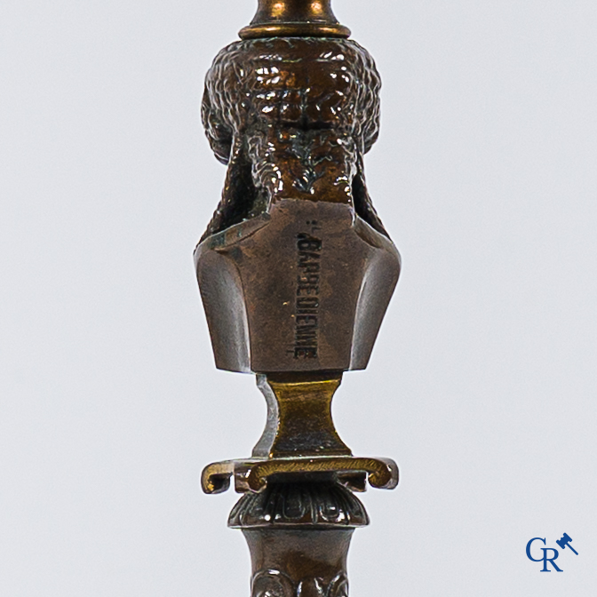 F. Barbedienne. Paar fijn geciseleerde bronzen kandelaars met kariatiden. Gesigneerd. Circa 1880.