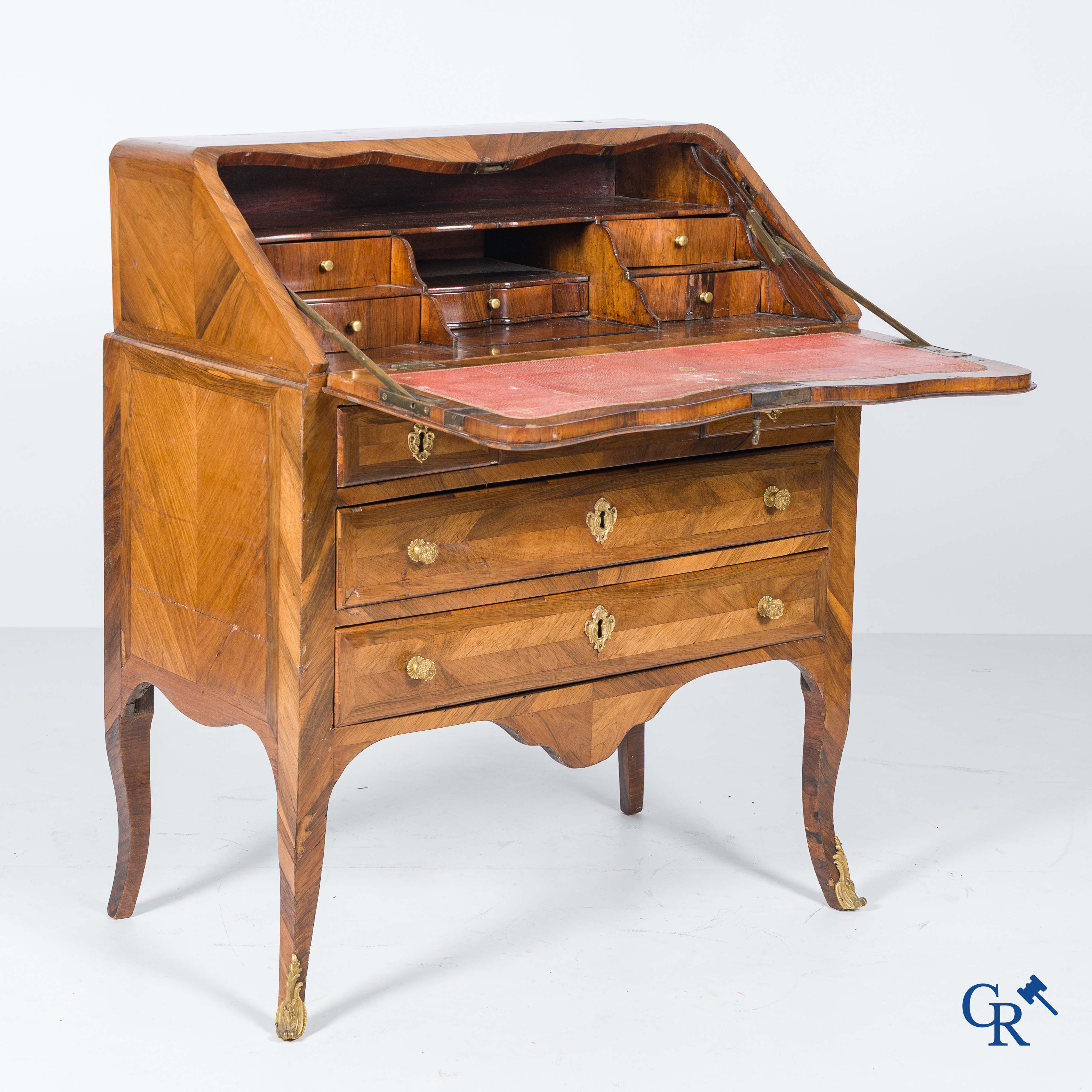 Lodewijk XV-periode. Een zogenaamde "Bureau de pente" in rozenhout fineer en marquetterie. 18e eeuw.
