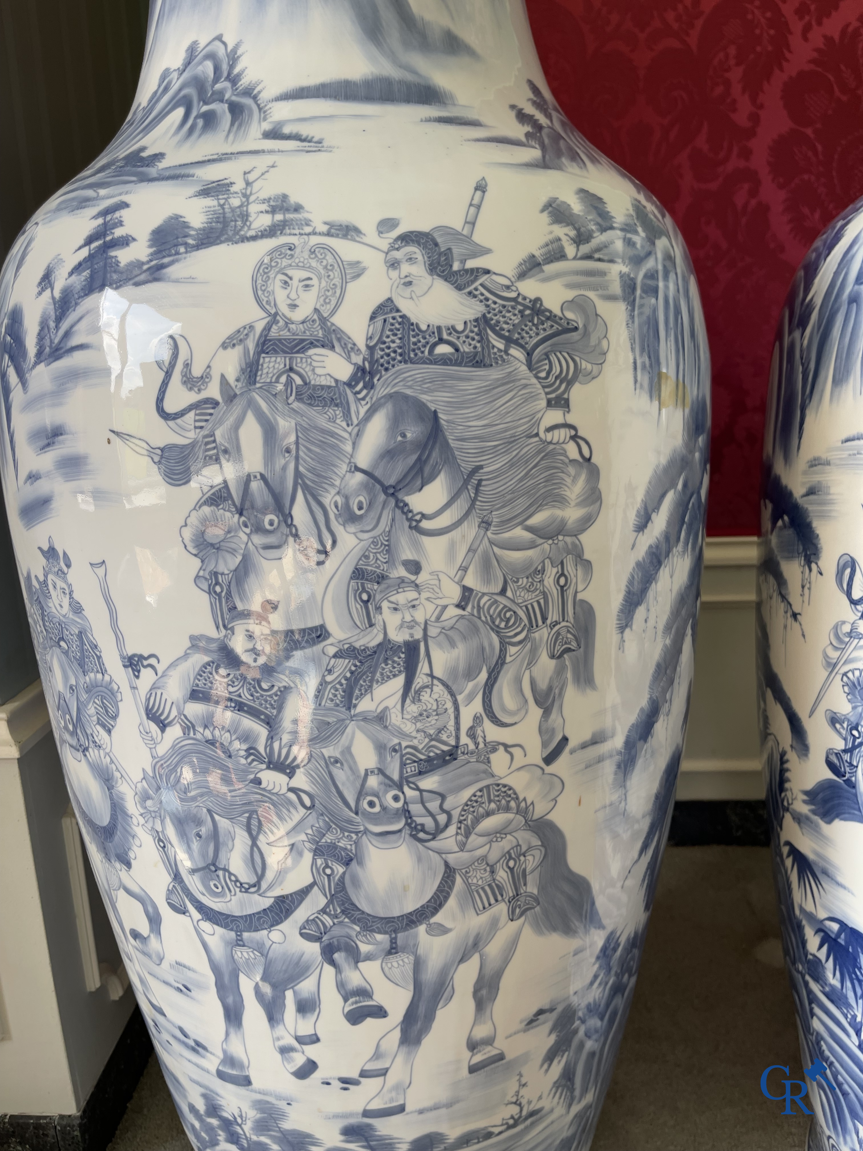 Aziatica, Chinees porselein. Een imposant paar Chinese vazen in blauw-wit porselein. Decor van krijgers. 20ste eeuw.