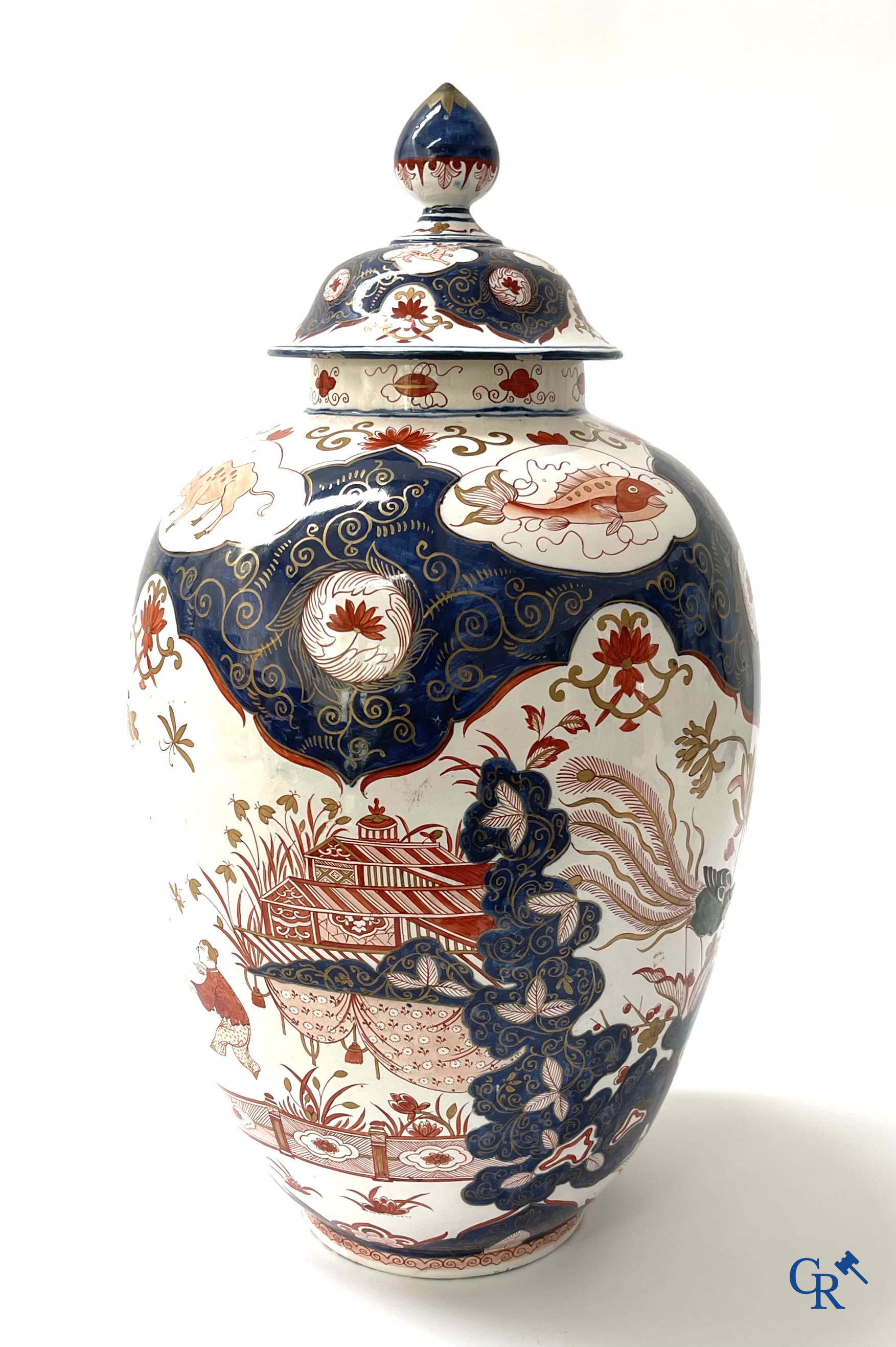 Delft. Een grote dekselvaas met Imari decor in Delfts aardewerk, gemerkt Blompot (De Vergulde Bloempot). 19e eeuw.