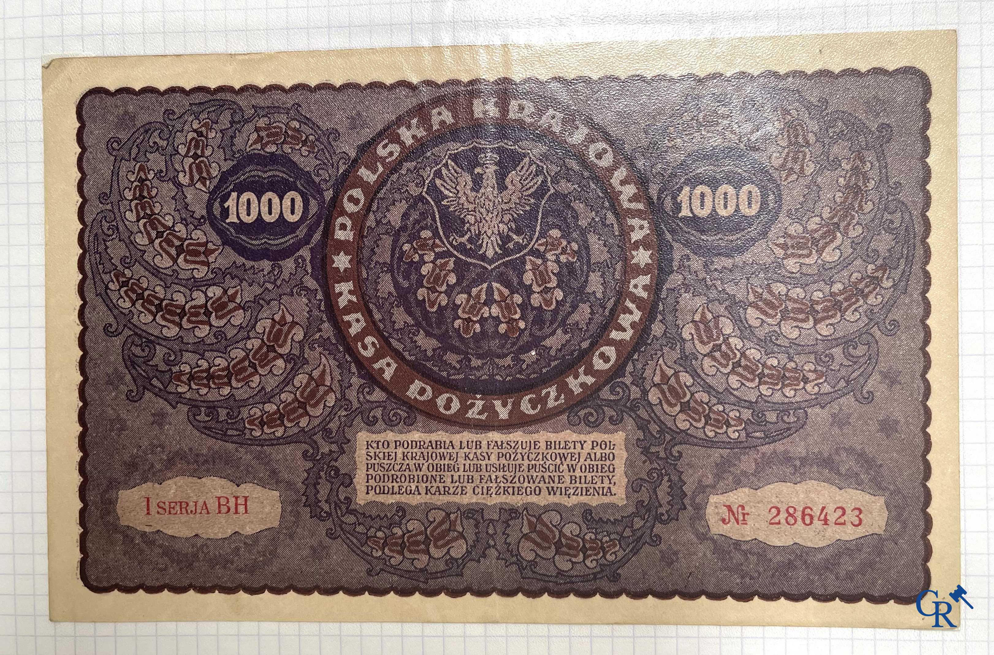Oude munten en bankbiljetten. Een grote verzameling oude munten en bankbiljetten. Meerdere munten in zilver.