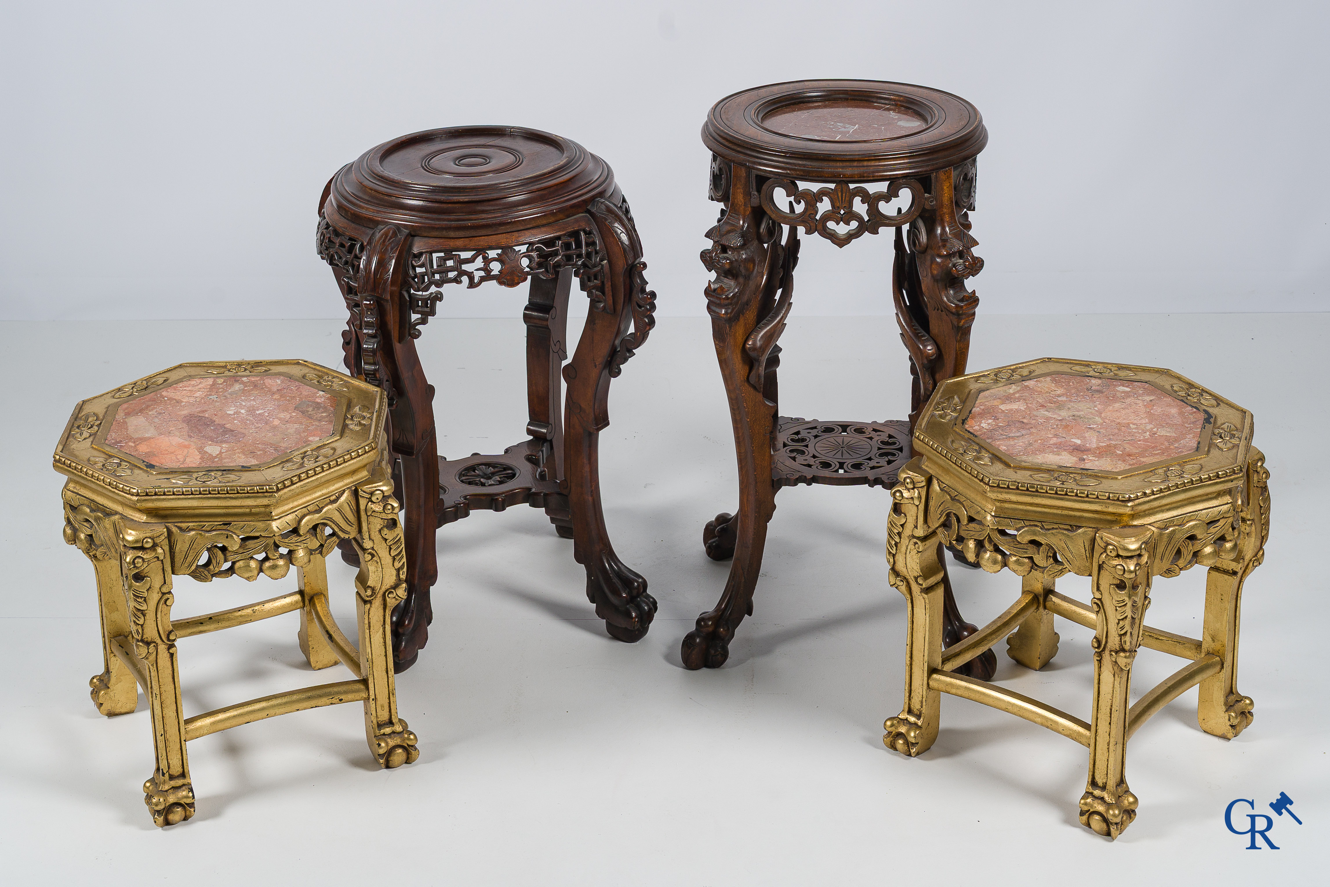 4 Diverse hout gesculpteerde sokkels waarvan 2 met vergulding. Circa 1900.