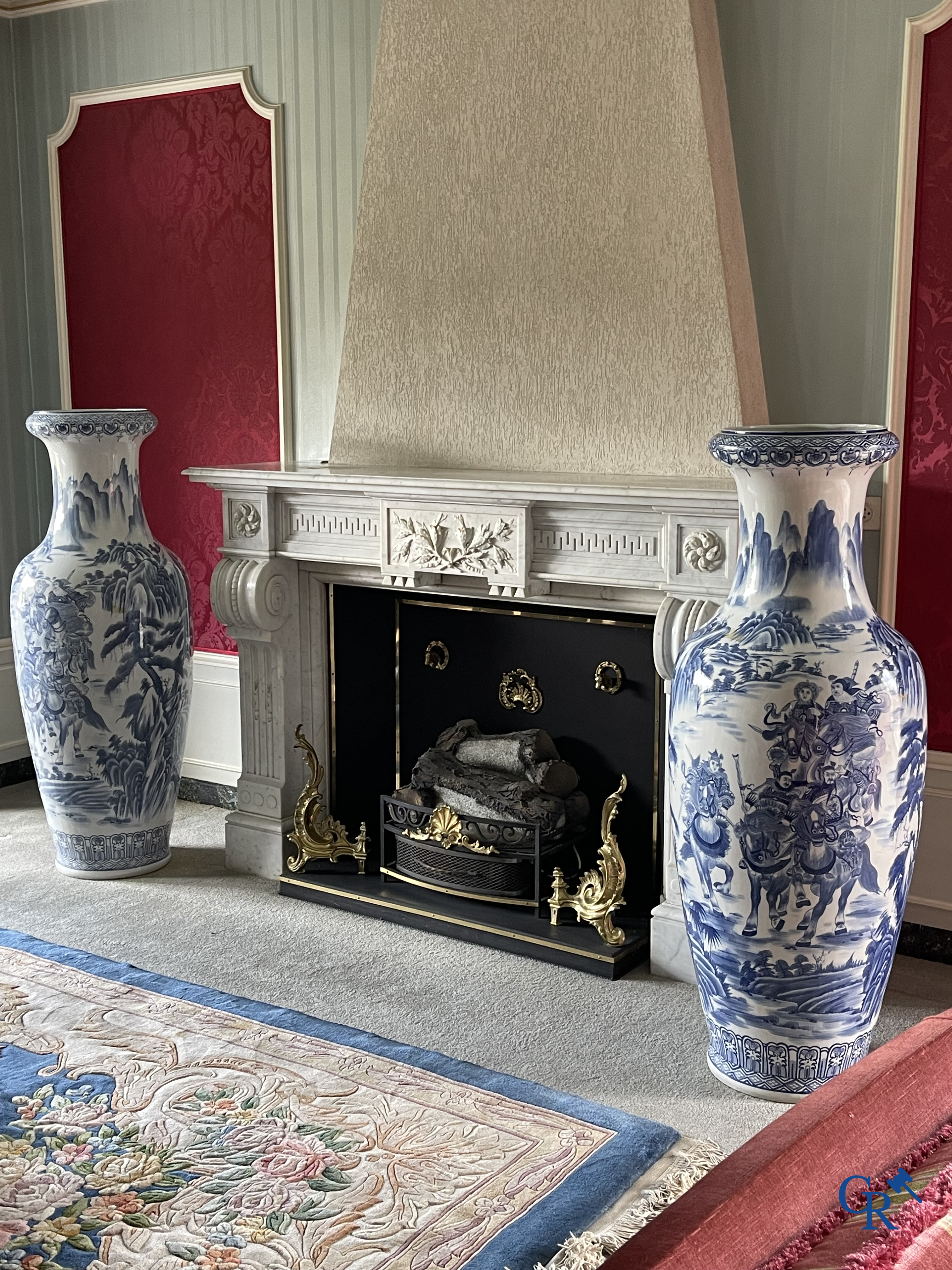Aziatica, Chinees porselein. Een imposant paar Chinese vazen in blauw-wit porselein. Decor van krijgers. 20ste eeuw.