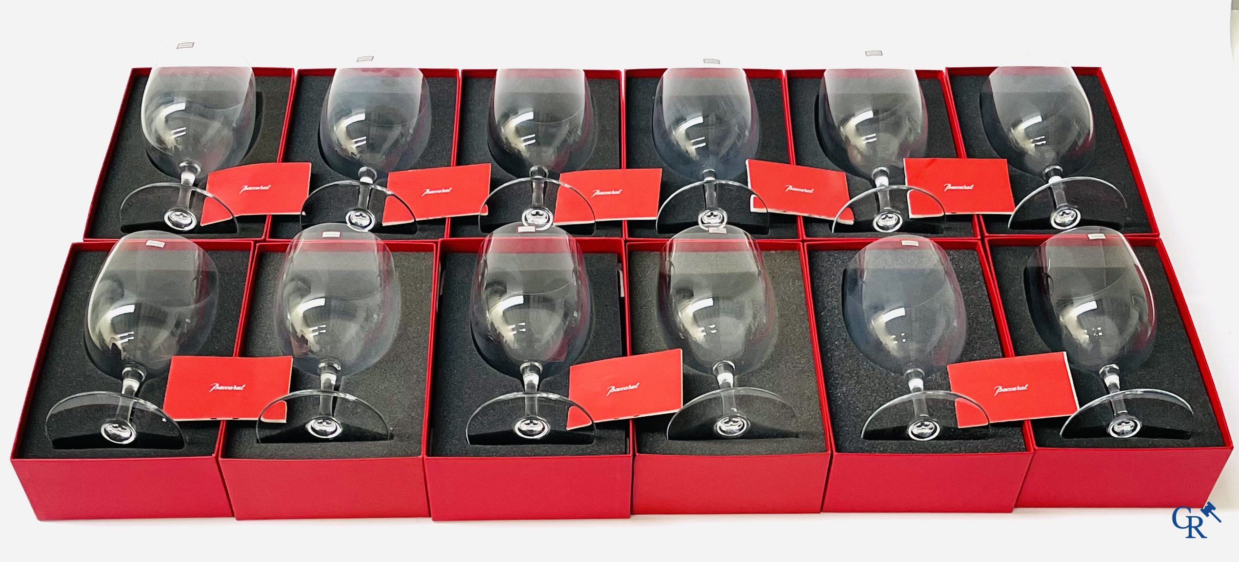 Baccarat France. Een reeks van 12 grote degustatieglazen voor wijn in kristal. Gesigneerd. Nieuwstaat.