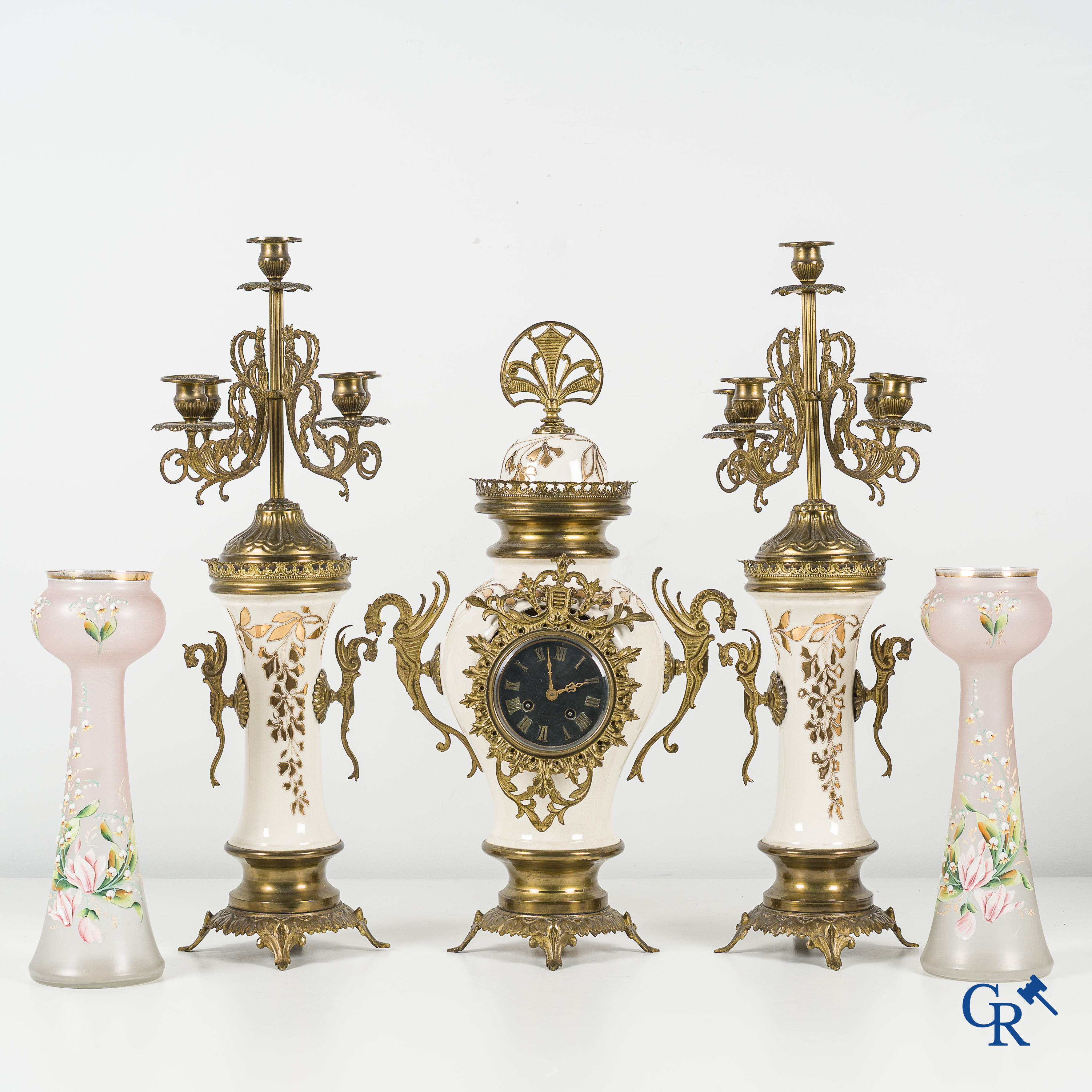 Art Nouveau. Lot bestaande uit een klokstel in faience en brons en een paar geëmailleerde opaline vazen.