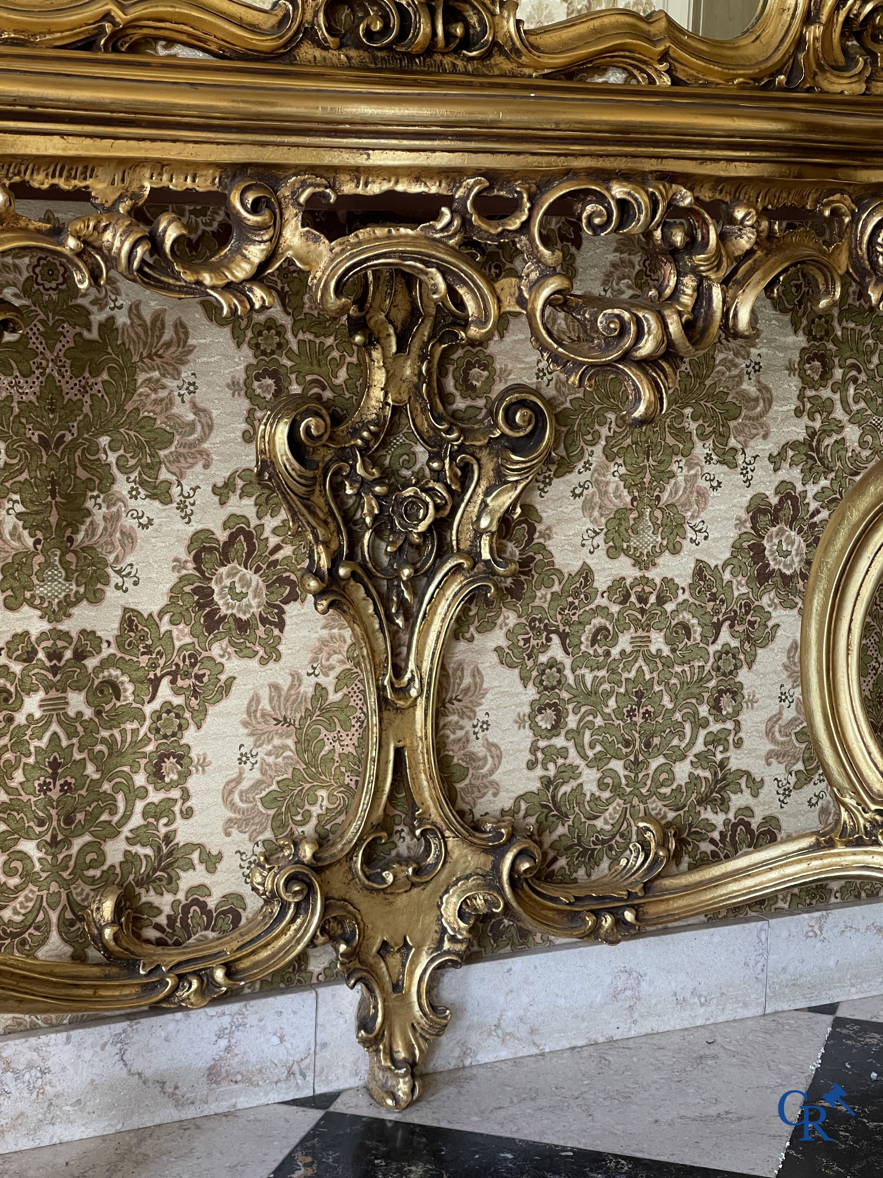 Furniture. Extensive lot with gilded and painted wooden furniture. Console with mirror, chest of drawers, armchairs, etc.