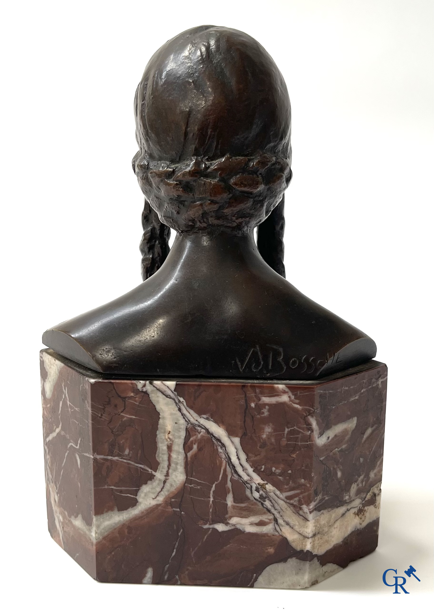 Dominique Van Den Bossche (1854-1906) Bronzen buste van een meisje op een marmer sokkel. Ingewerkte medaille stad Gent.