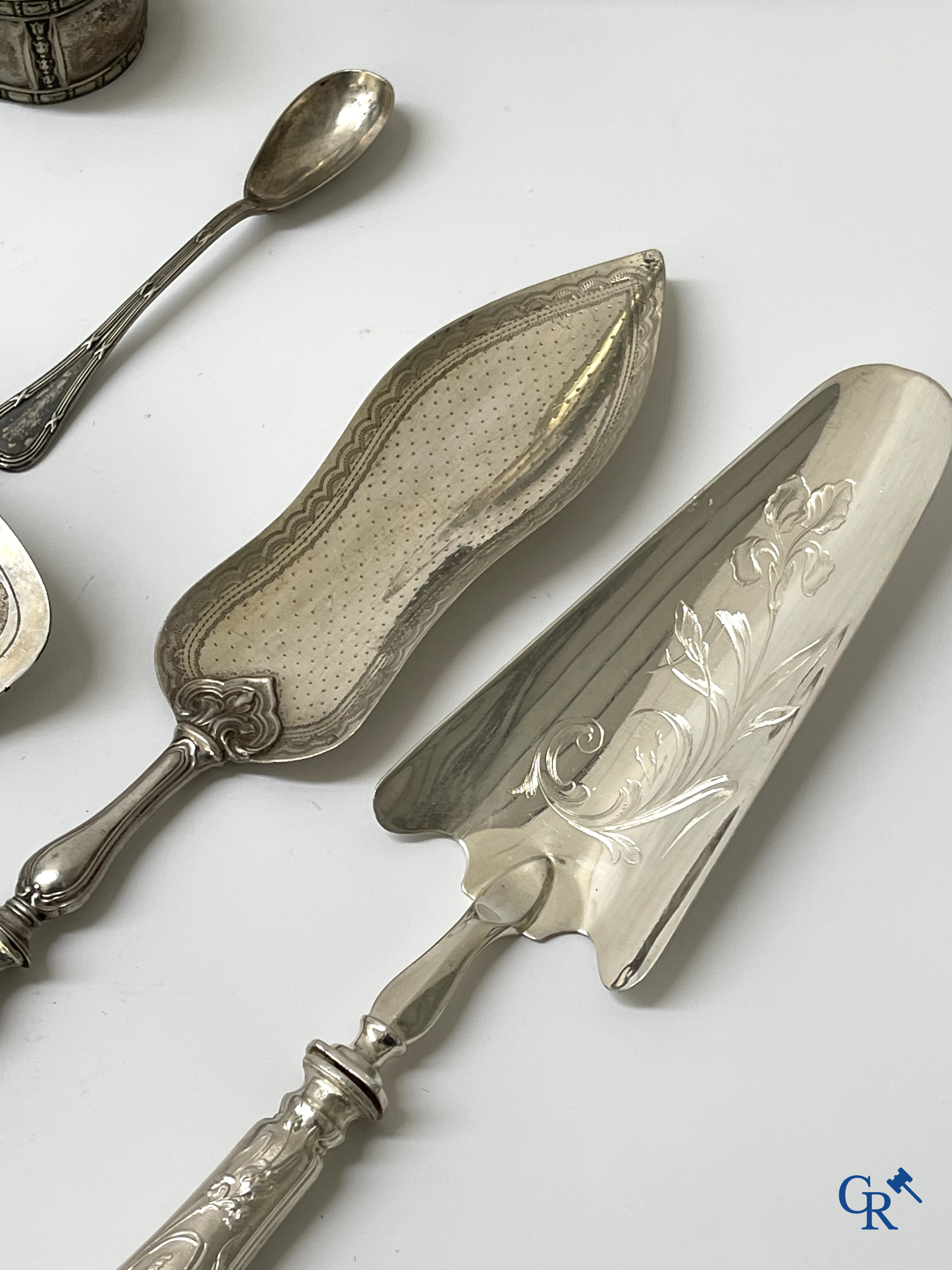 Mooi lot tafelservies in zilver en verzilverd metaal. Een sauskom en 4 schoteltjes in verzilverd metaal.