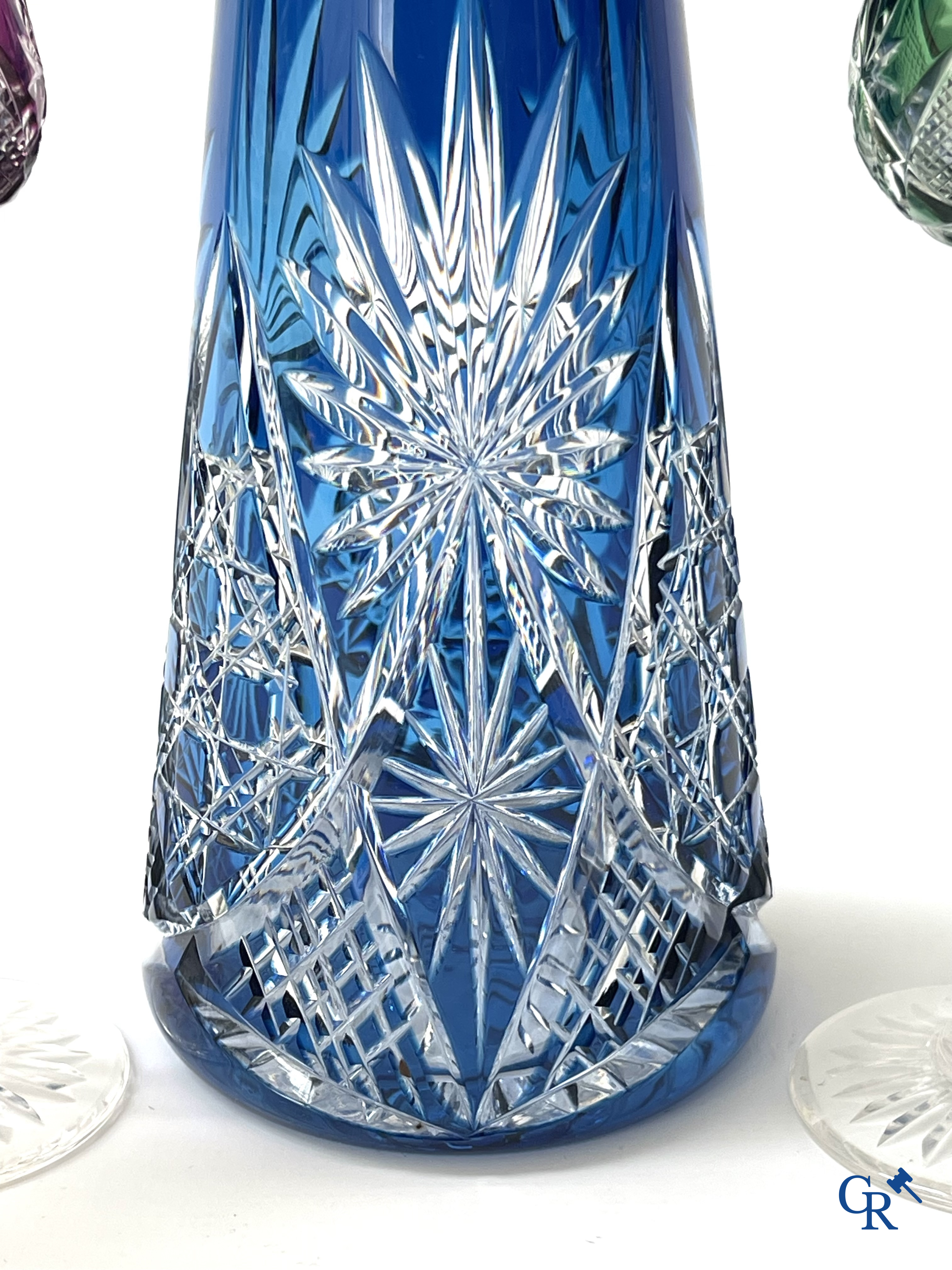 Val Saint Lambert. Carafe taillé en cristal avec 6 verres colorés dans la boîte d'origine.