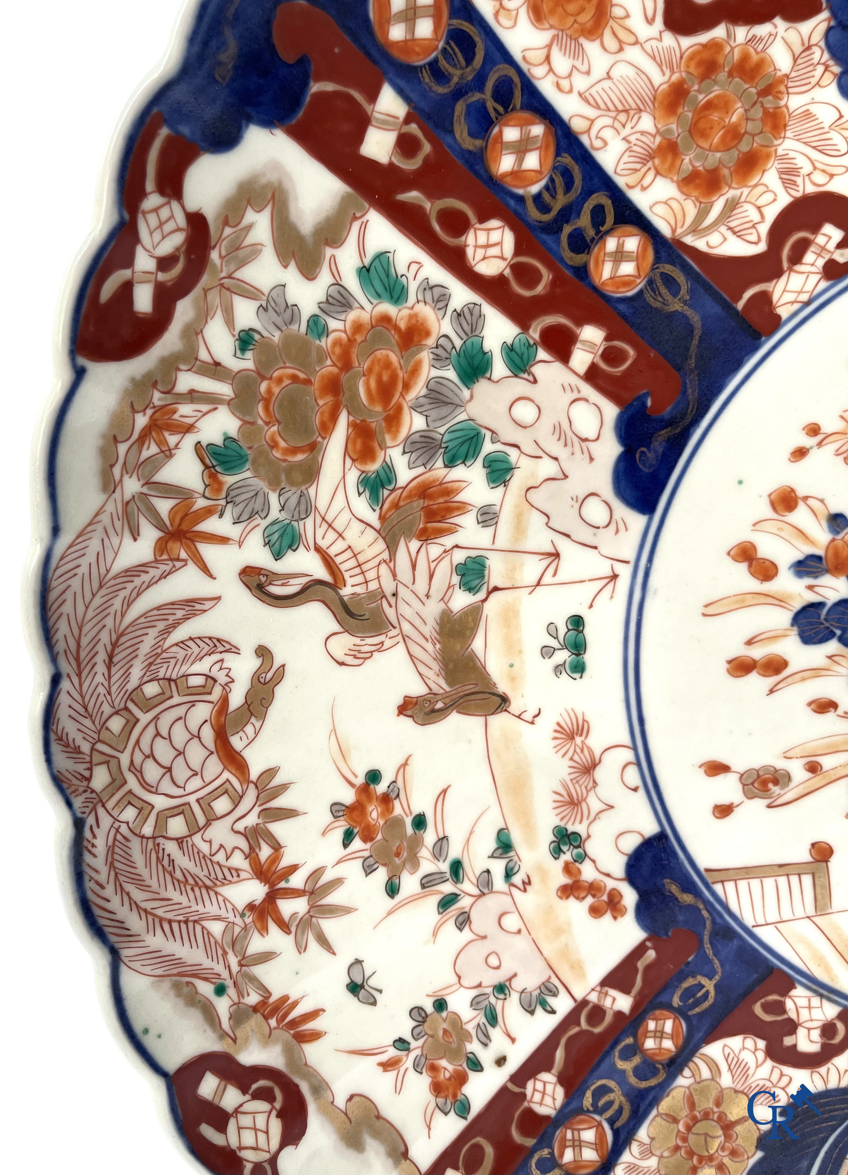 Aziatica. Een grote Japanse Imari schotel. 19e eeuw.