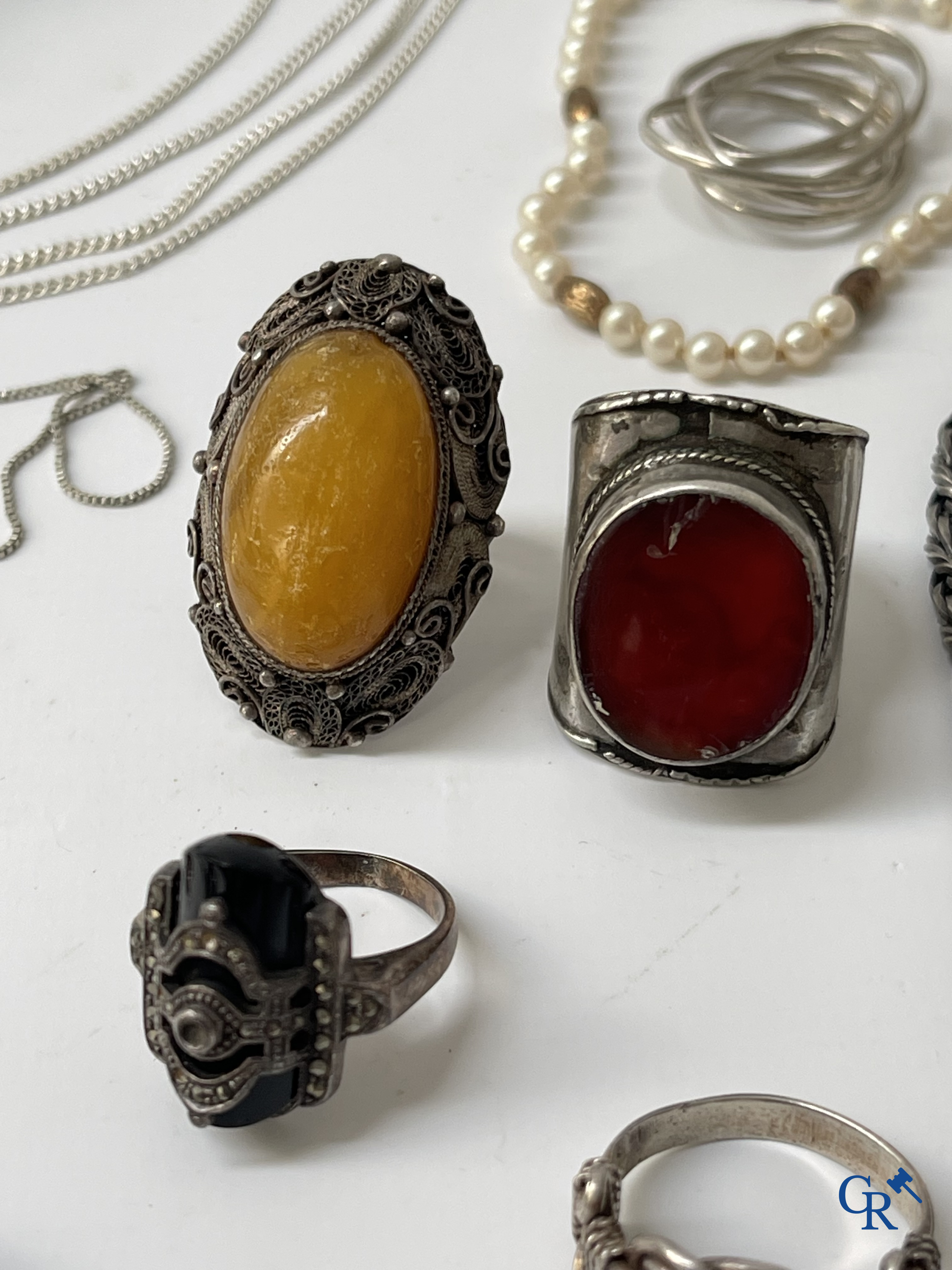 Bijoux. Lot d'objets et de bijoux en argent ou montés argent.  On y joint un lot avec des montres et des bijoux en métal.