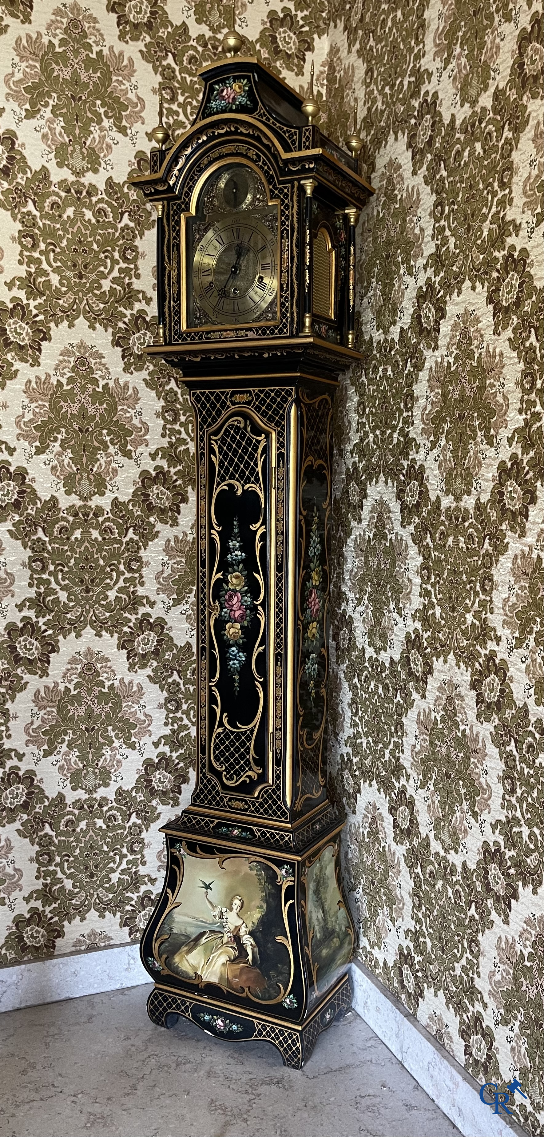 Furniture. Extensive lot with gilded and painted wooden furniture. Console with mirror, chest of drawers, armchairs, etc.