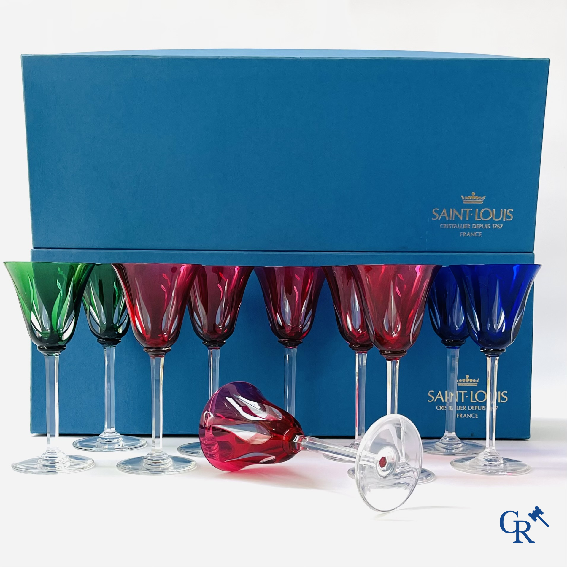 Cristal St. Louis France. Een reeks van 18 gekleurde en geslepen glazen in kristal Saint-Louis. In de originele doos.