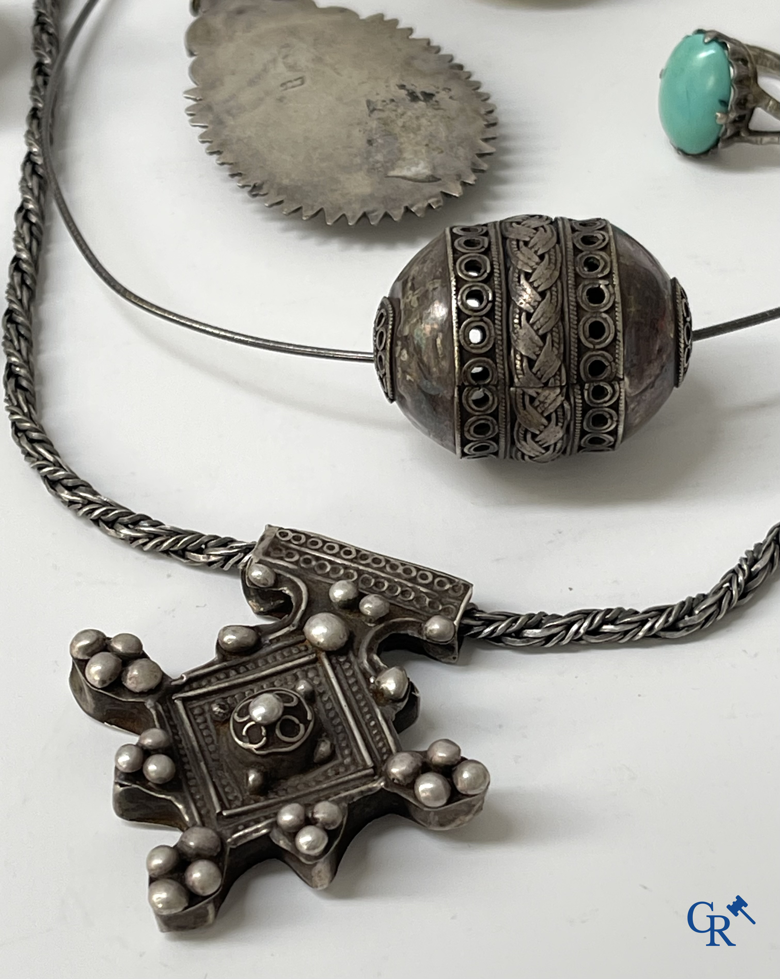 Bijoux. Lot d'objets et de bijoux en argent ou montés argent.  On y joint un lot avec des montres et des bijoux en métal.