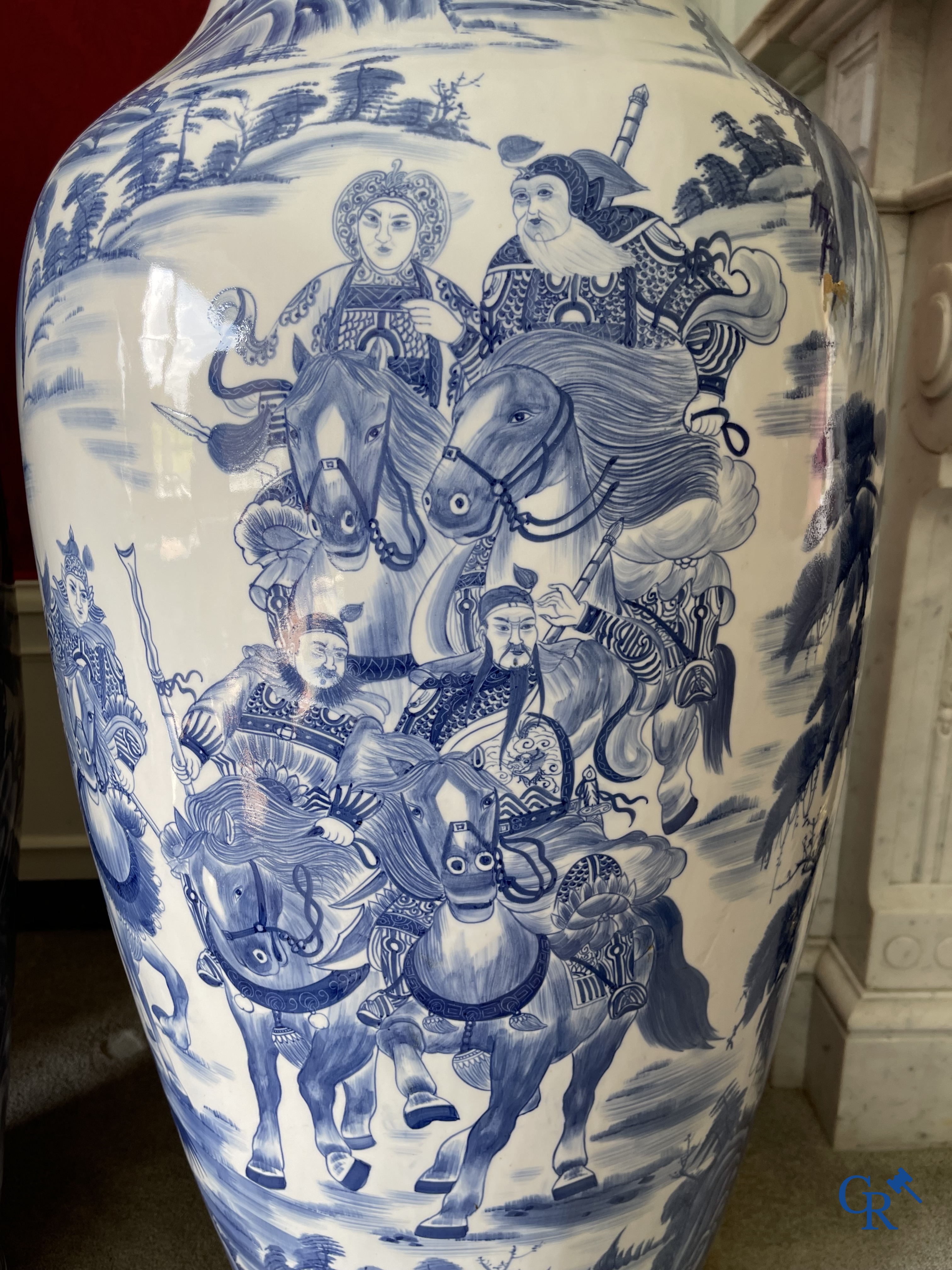 Aziatica, Chinees porselein. Een imposant paar Chinese vazen in blauw-wit porselein. Decor van krijgers. 20ste eeuw.