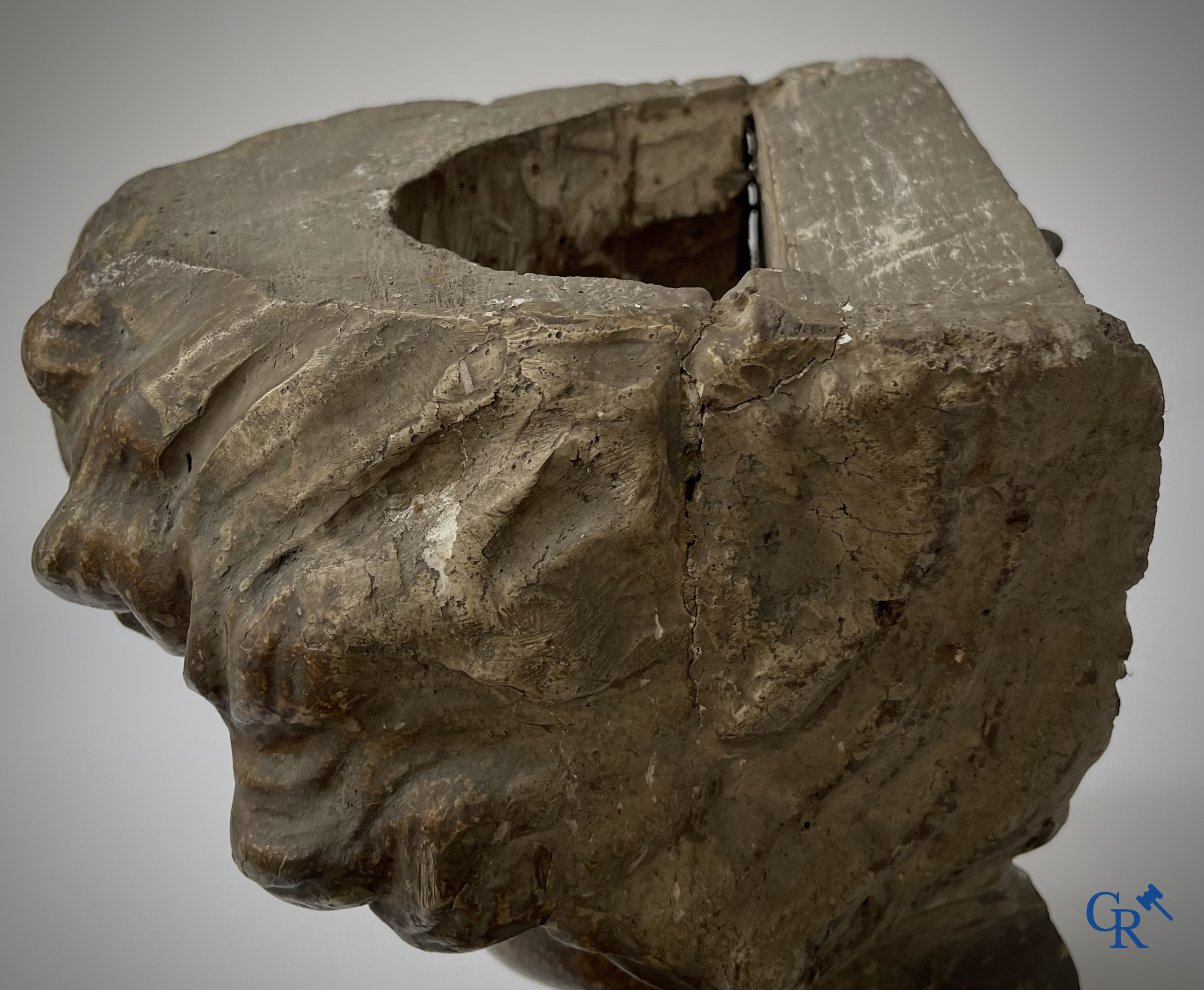 Religieuze Objecten. Barok. Een hout gesculpteerd hoofd van een engel en een ornament in gesculpteerd hout. 18e eeuw.