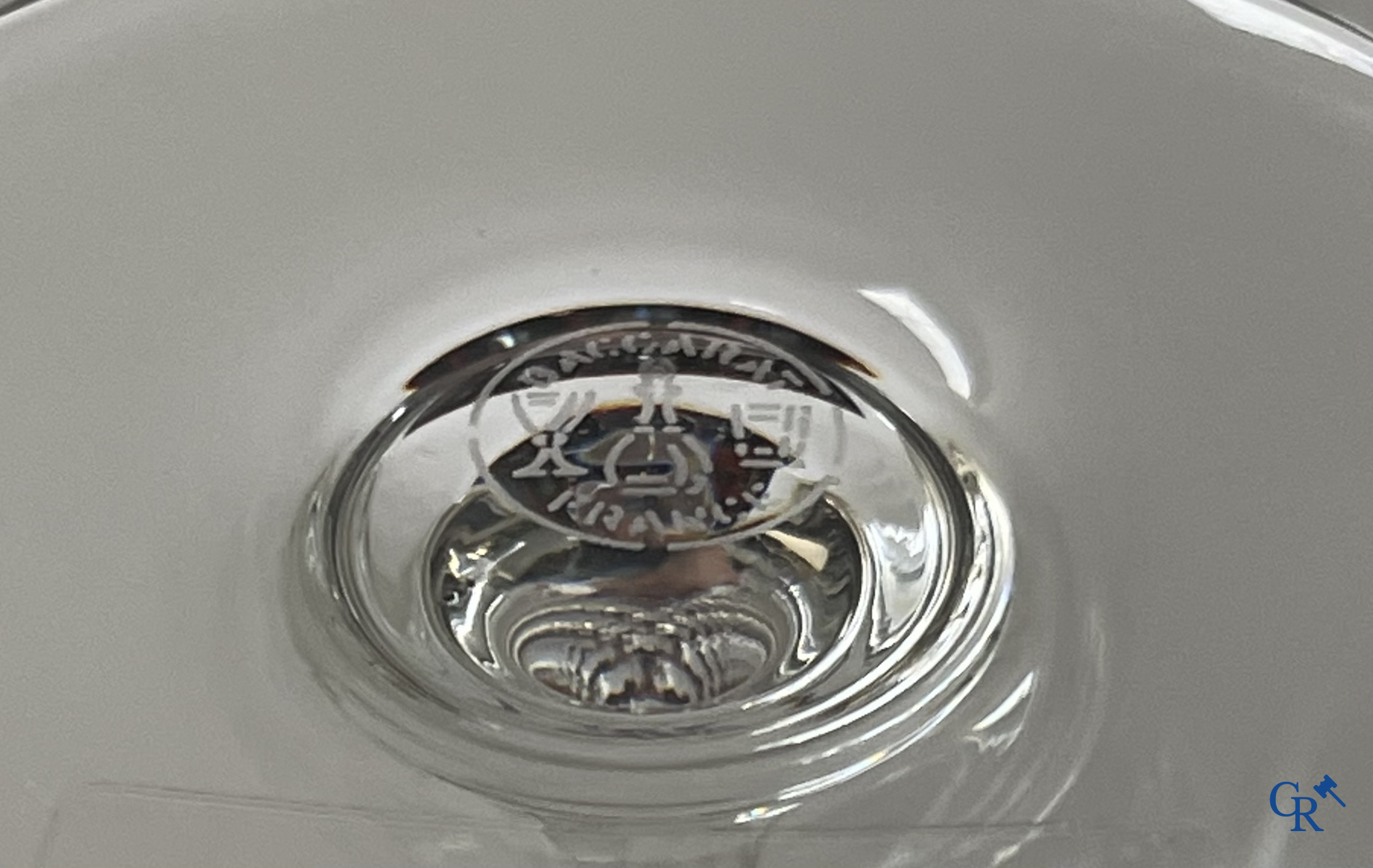 Baccarat. Een reeks van 12 kristallen cognac glazen in hun originele rode doos. Gesigneerd. Nieuwstaat.