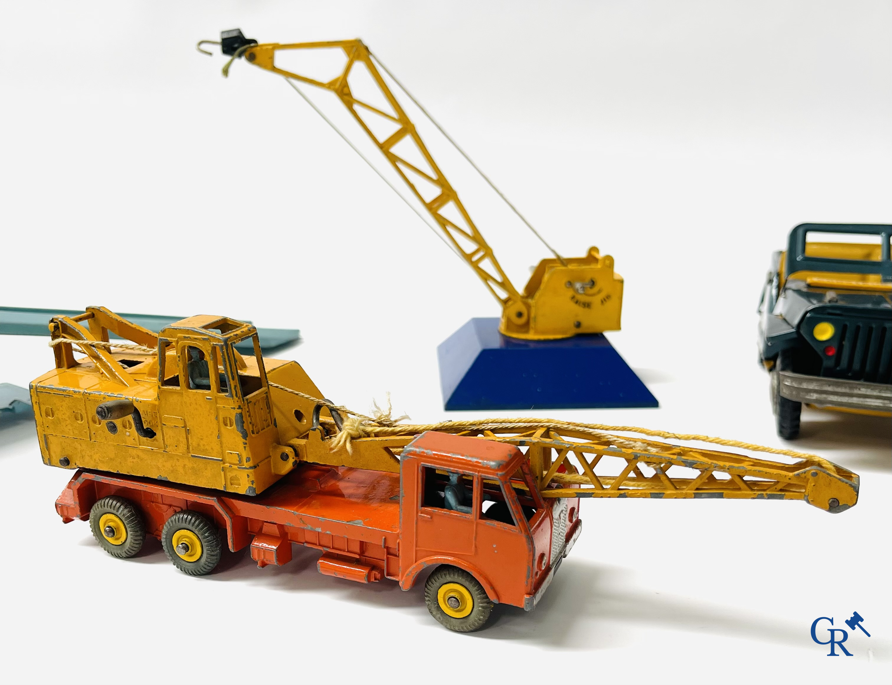 Oud speelgoed. Een interessant lot speelgoed. Dinky toys, Prameta Kölner Automodelle, Contstruction Jeep Japan, enz.