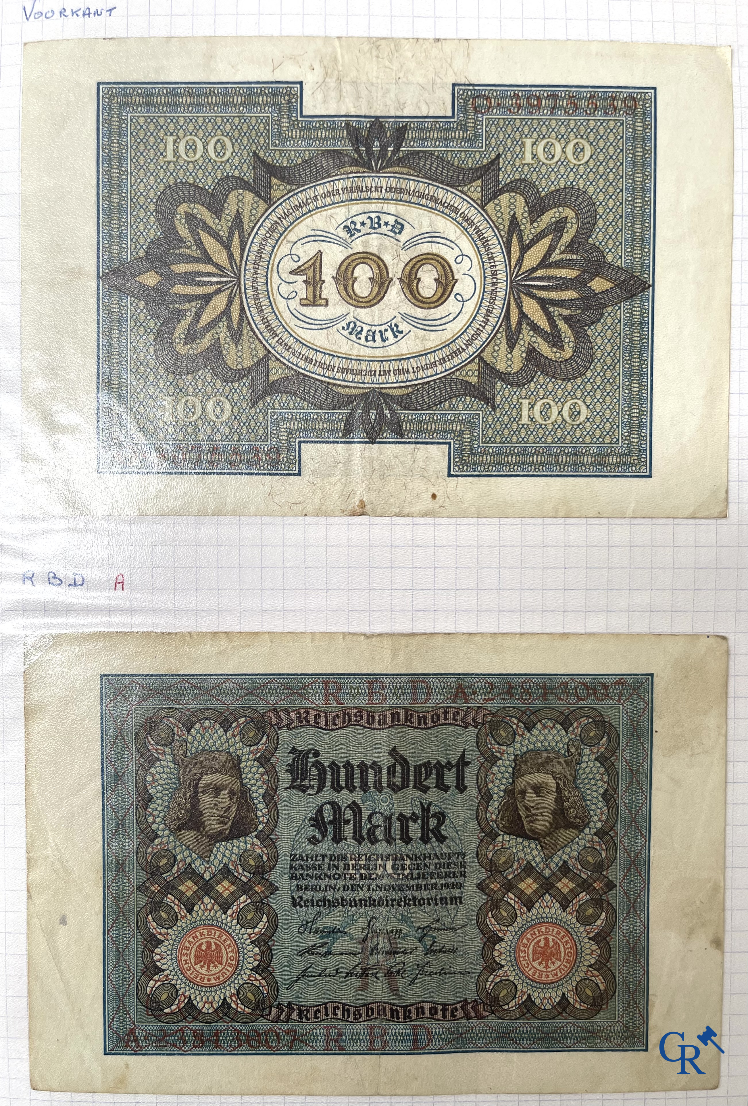 Oude munten en bankbiljetten. Een grote verzameling oude munten en bankbiljetten. Meerdere munten in zilver.