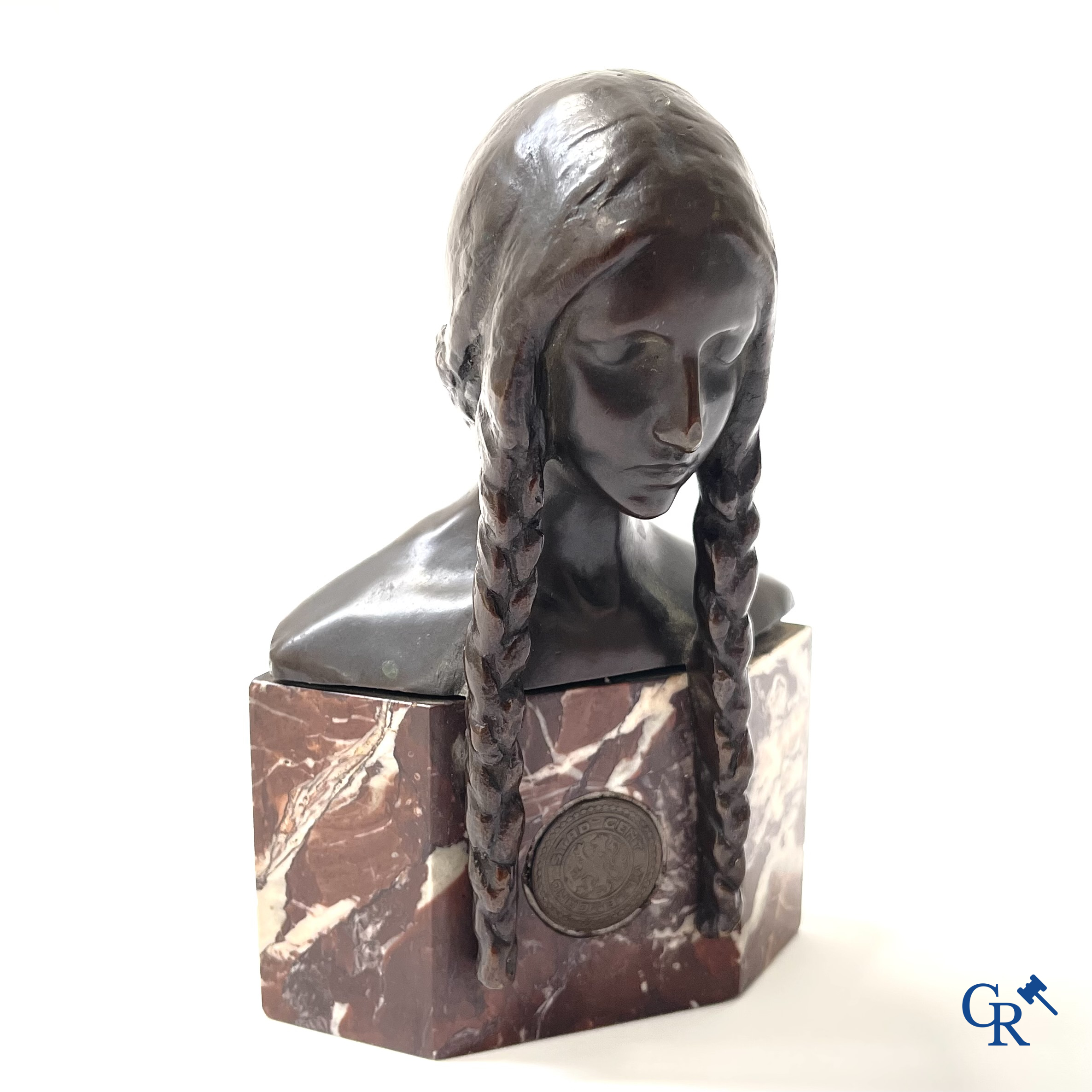 Dominique Van Den Bossche (1854-1906) Bronzen buste van een meisje op een marmer sokkel. Ingewerkte medaille stad Gent.