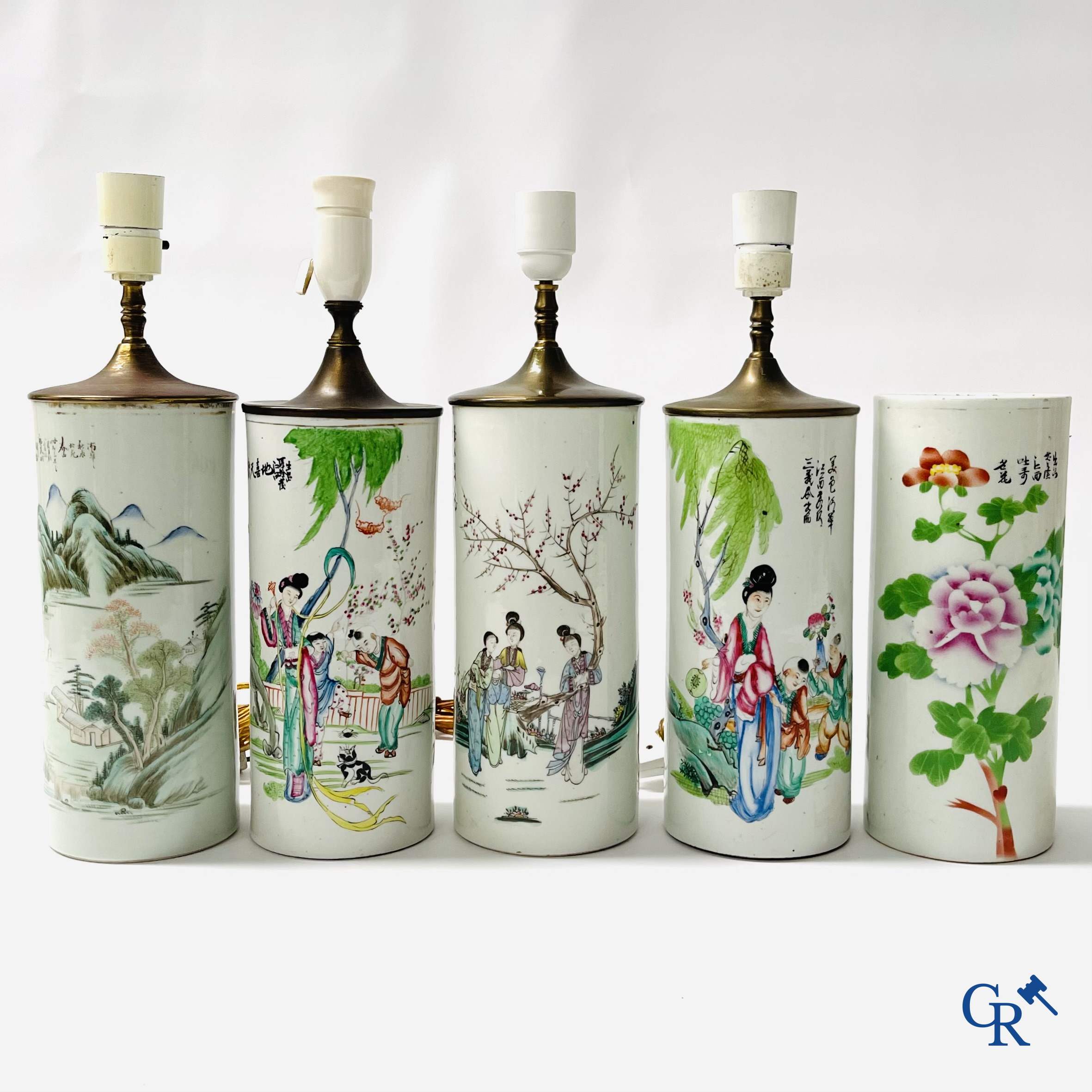 Aziatica, Chinees porselein. Reeks van 5 Chinese hoedenstaanders waarvan 4 gemonteerd als lamp.
